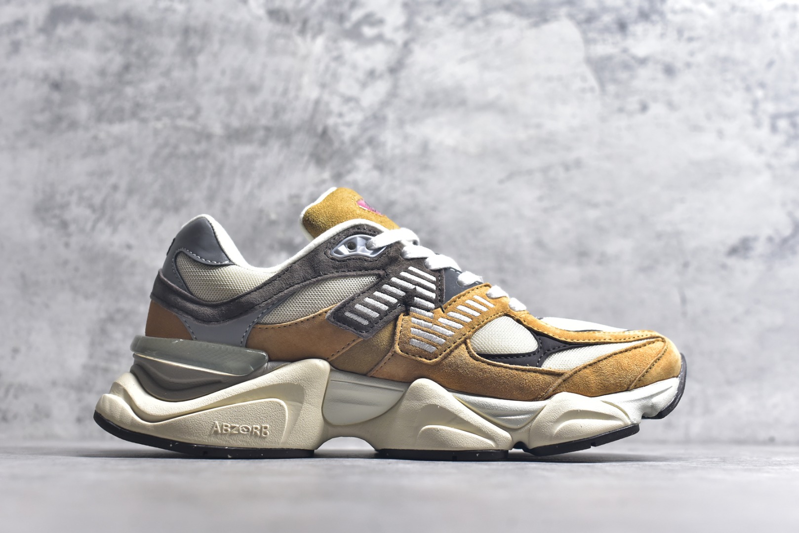 图片[3]-#新百伦New Balance NB9060 土黄 U9060WOR 全套原楦原纸板原厂数据开发 进口三明治网面 原装进口翻毛皮料正确绒感卡色 正确中底拉帮中底网布细节 原厂标裁 带紫光防伪 定制后跟透明水晶模块 冲裁组合 大底贴合程度胶水上色把控完美 整洁度挑战全网艺术家 多道序QC把关品质完善 匠心打造 耗时两个月开发完成 工艺极其复杂难度可想而知 新开独立私模大底 全网唯一正确六层组合大底 高端零售专供产物 尺码：36 37 37.5 38 38.5 39 40 40.5 41 42 42.5 43 44 45 45.5 46.5-选品中心