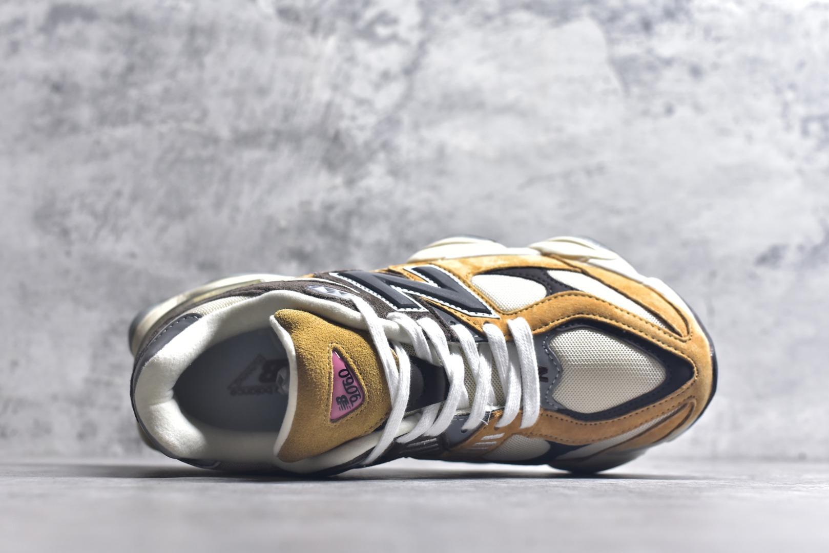 图片[4]-#新百伦New Balance NB9060 土黄 U9060WOR 全套原楦原纸板原厂数据开发 进口三明治网面 原装进口翻毛皮料正确绒感卡色 正确中底拉帮中底网布细节 原厂标裁 带紫光防伪 定制后跟透明水晶模块 冲裁组合 大底贴合程度胶水上色把控完美 整洁度挑战全网艺术家 多道序QC把关品质完善 匠心打造 耗时两个月开发完成 工艺极其复杂难度可想而知 新开独立私模大底 全网唯一正确六层组合大底 高端零售专供产物 尺码：36 37 37.5 38 38.5 39 40 40.5 41 42 42.5 43 44 45 45.5 46.5-选品中心