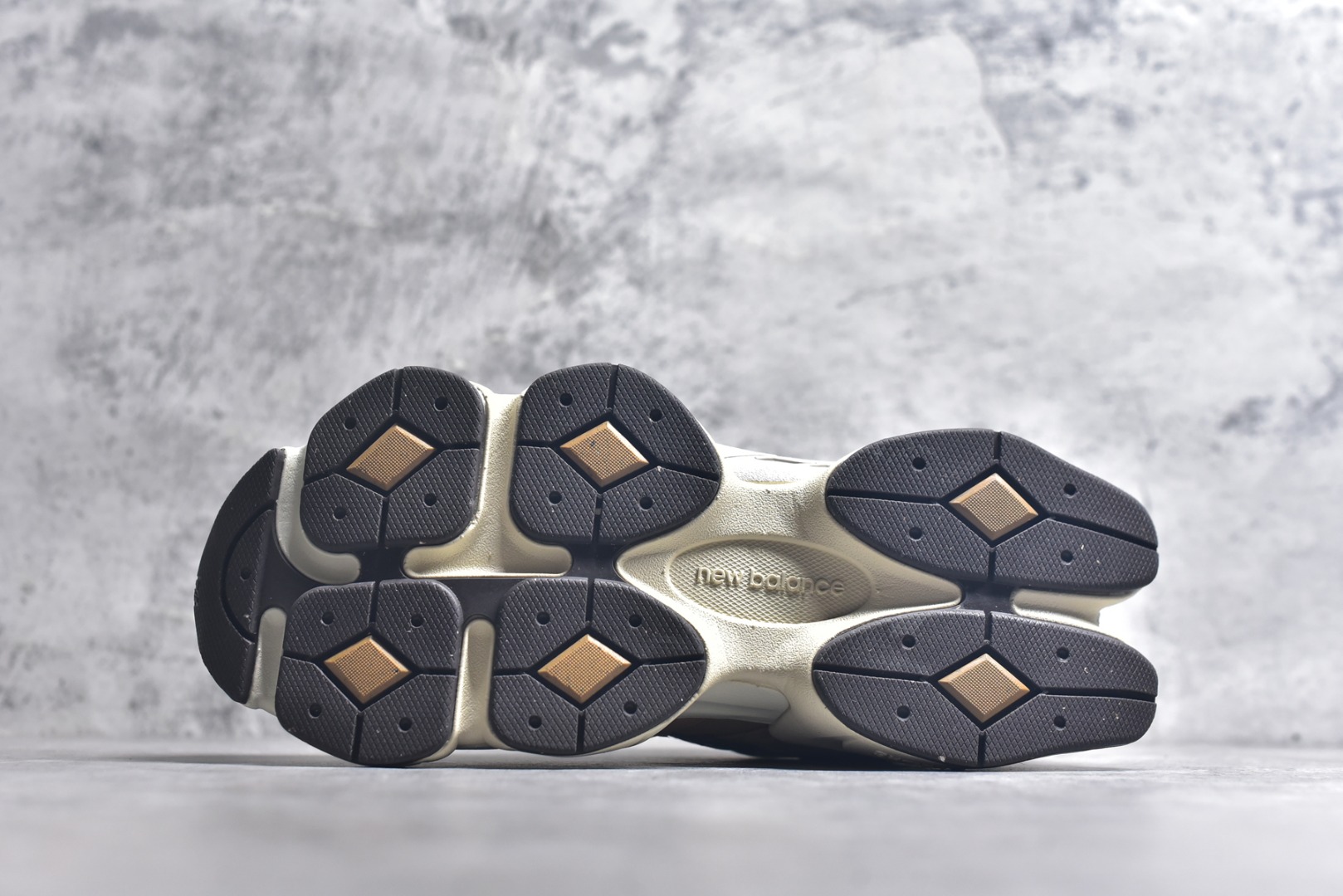 图片[6]-#新百伦New Balance NB9060 土黄 U9060WOR 全套原楦原纸板原厂数据开发 进口三明治网面 原装进口翻毛皮料正确绒感卡色 正确中底拉帮中底网布细节 原厂标裁 带紫光防伪 定制后跟透明水晶模块 冲裁组合 大底贴合程度胶水上色把控完美 整洁度挑战全网艺术家 多道序QC把关品质完善 匠心打造 耗时两个月开发完成 工艺极其复杂难度可想而知 新开独立私模大底 全网唯一正确六层组合大底 高端零售专供产物 尺码：36 37 37.5 38 38.5 39 40 40.5 41 42 42.5 43 44 45 45.5 46.5-选品中心