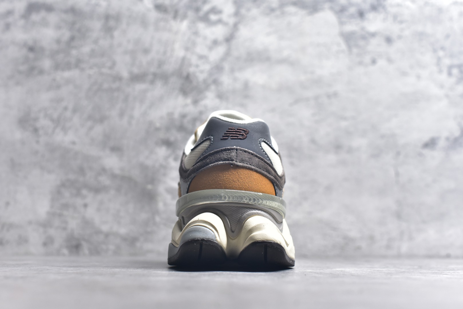 图片[5]-#新百伦New Balance NB9060 土黄 U9060WOR 全套原楦原纸板原厂数据开发 进口三明治网面 原装进口翻毛皮料正确绒感卡色 正确中底拉帮中底网布细节 原厂标裁 带紫光防伪 定制后跟透明水晶模块 冲裁组合 大底贴合程度胶水上色把控完美 整洁度挑战全网艺术家 多道序QC把关品质完善 匠心打造 耗时两个月开发完成 工艺极其复杂难度可想而知 新开独立私模大底 全网唯一正确六层组合大底 高端零售专供产物 尺码：36 37 37.5 38 38.5 39 40 40.5 41 42 42.5 43 44 45 45.5 46.5-选品中心
