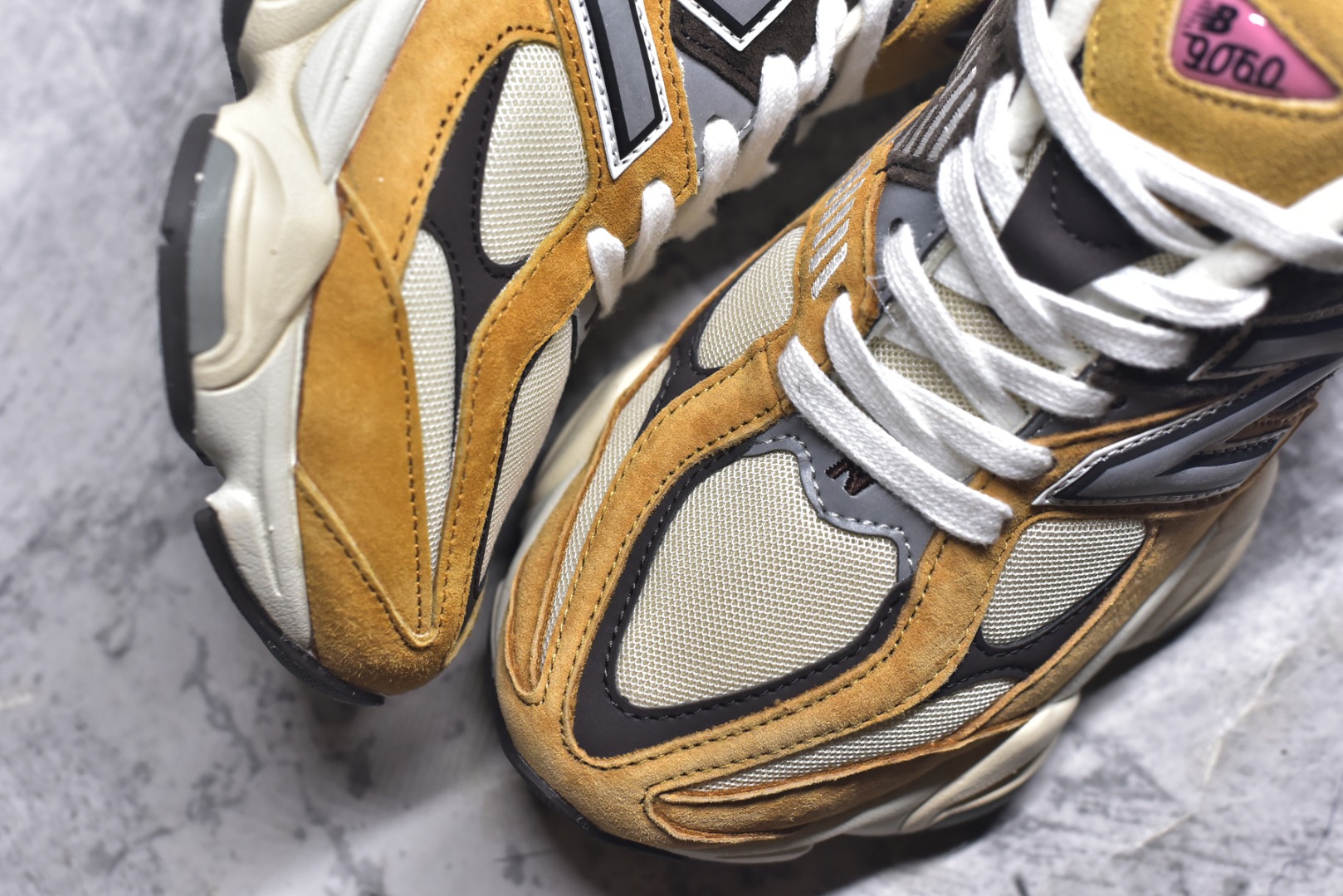 图片[8]-#新百伦New Balance NB9060 土黄 U9060WOR 全套原楦原纸板原厂数据开发 进口三明治网面 原装进口翻毛皮料正确绒感卡色 正确中底拉帮中底网布细节 原厂标裁 带紫光防伪 定制后跟透明水晶模块 冲裁组合 大底贴合程度胶水上色把控完美 整洁度挑战全网艺术家 多道序QC把关品质完善 匠心打造 耗时两个月开发完成 工艺极其复杂难度可想而知 新开独立私模大底 全网唯一正确六层组合大底 高端零售专供产物 尺码：36 37 37.5 38 38.5 39 40 40.5 41 42 42.5 43 44 45 45.5 46.5-选品中心