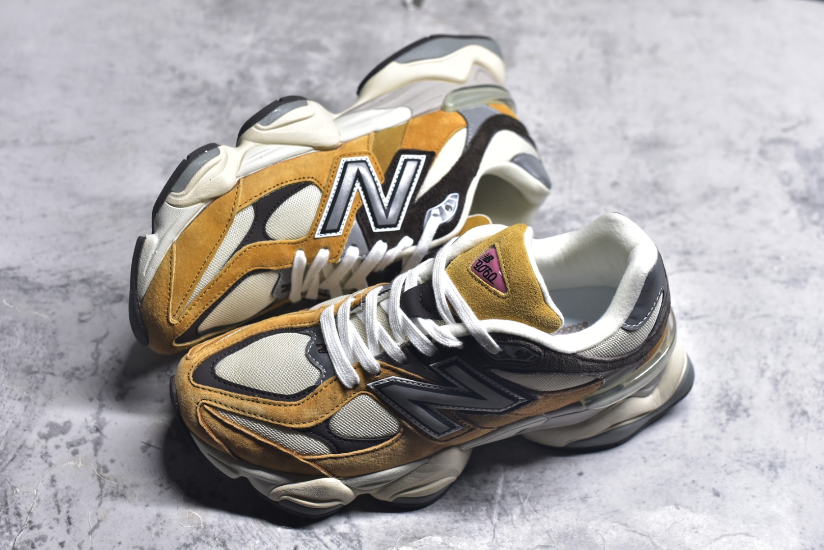 图片[7]-#新百伦New Balance NB9060 土黄 U9060WOR 全套原楦原纸板原厂数据开发 进口三明治网面 原装进口翻毛皮料正确绒感卡色 正确中底拉帮中底网布细节 原厂标裁 带紫光防伪 定制后跟透明水晶模块 冲裁组合 大底贴合程度胶水上色把控完美 整洁度挑战全网艺术家 多道序QC把关品质完善 匠心打造 耗时两个月开发完成 工艺极其复杂难度可想而知 新开独立私模大底 全网唯一正确六层组合大底 高端零售专供产物 尺码：36 37 37.5 38 38.5 39 40 40.5 41 42 42.5 43 44 45 45.5 46.5-选品中心