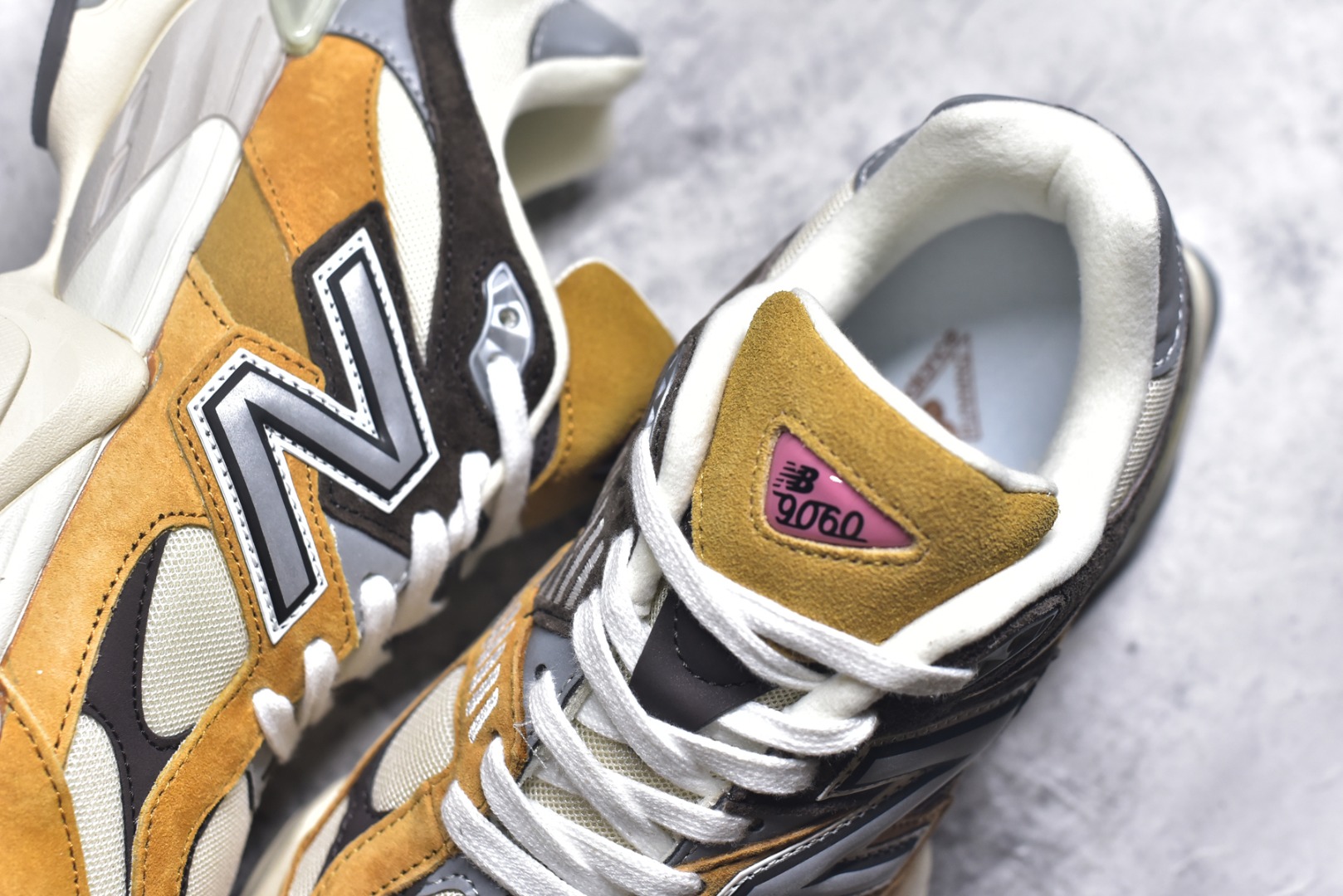 图片[9]-#新百伦New Balance NB9060 土黄 U9060WOR 全套原楦原纸板原厂数据开发 进口三明治网面 原装进口翻毛皮料正确绒感卡色 正确中底拉帮中底网布细节 原厂标裁 带紫光防伪 定制后跟透明水晶模块 冲裁组合 大底贴合程度胶水上色把控完美 整洁度挑战全网艺术家 多道序QC把关品质完善 匠心打造 耗时两个月开发完成 工艺极其复杂难度可想而知 新开独立私模大底 全网唯一正确六层组合大底 高端零售专供产物 尺码：36 37 37.5 38 38.5 39 40 40.5 41 42 42.5 43 44 45 45.5 46.5-选品中心