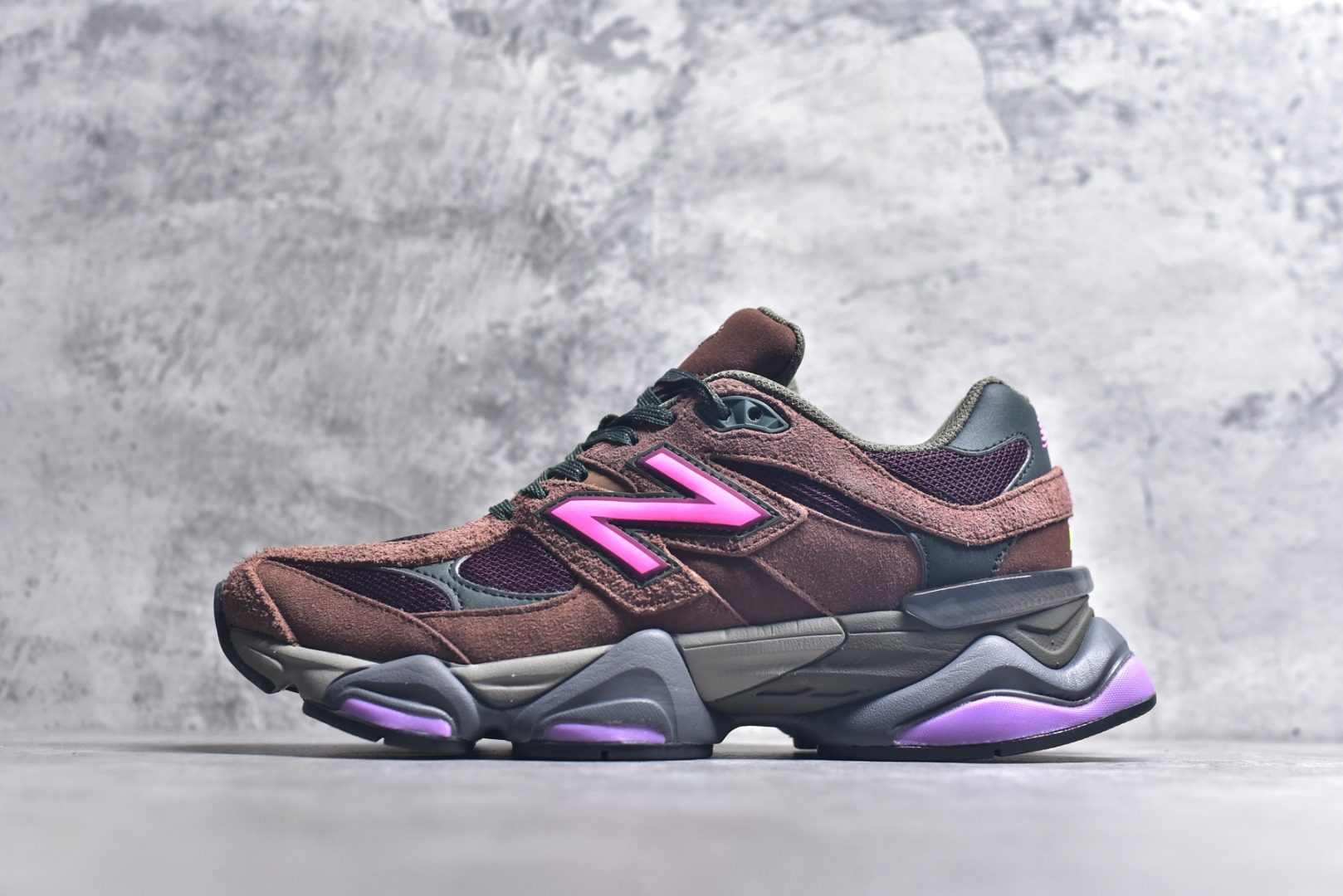 #新百伦New Balance NB9060 黑酒红 U9060BUR 全套原楦原纸板原厂数据开发 进口三明治网面 原装进口翻毛皮料正确绒感卡色 正确中底拉帮中底网布细节 原厂标裁 带紫光防伪 定制后跟透明水晶模块 冲裁组合 大底贴合程度胶水上色把控完美 整洁度挑战全网艺术家 多道序QC把关品质完善 匠心打造 耗时两个月开发完成 工艺极其复杂难度可想而知 新开独立私模大底 全网唯一正确六层组合大底 高端零售专供产物 尺码：36 37 37.5 38 38.5 39 40 40.5 41 42 42.5 43 44 45 45.5 46.5-选品中心