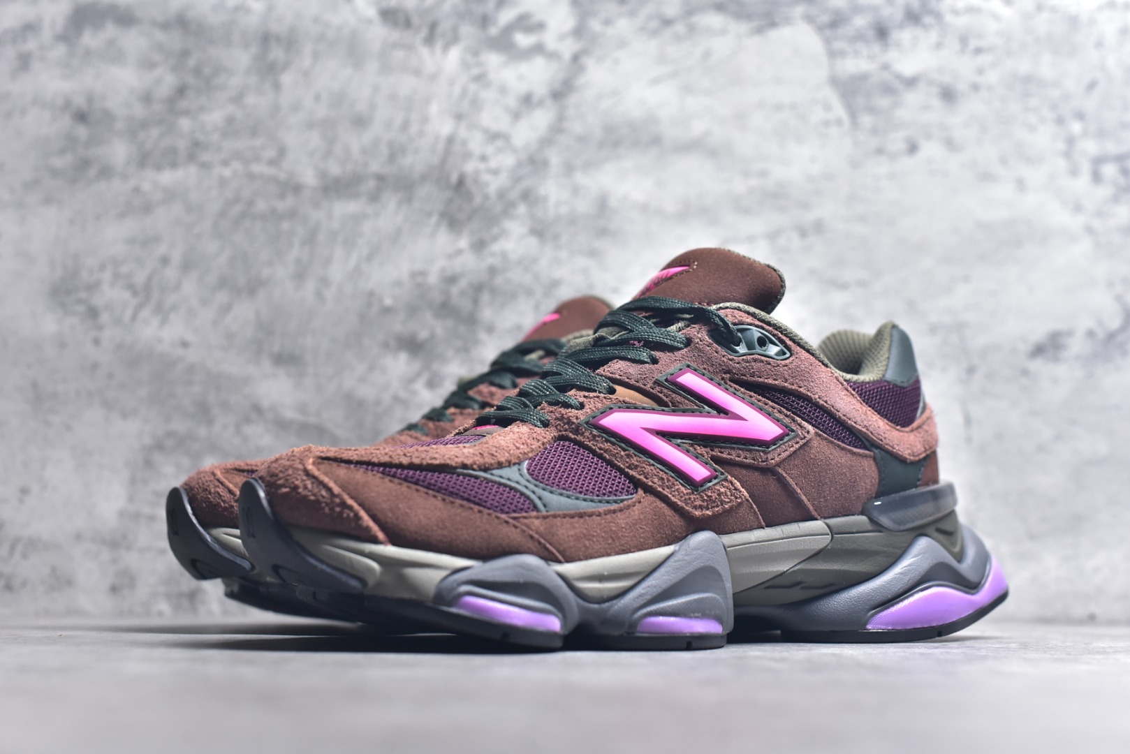 图片[2]-#新百伦New Balance NB9060 黑酒红 U9060BUR 全套原楦原纸板原厂数据开发 进口三明治网面 原装进口翻毛皮料正确绒感卡色 正确中底拉帮中底网布细节 原厂标裁 带紫光防伪 定制后跟透明水晶模块 冲裁组合 大底贴合程度胶水上色把控完美 整洁度挑战全网艺术家 多道序QC把关品质完善 匠心打造 耗时两个月开发完成 工艺极其复杂难度可想而知 新开独立私模大底 全网唯一正确六层组合大底 高端零售专供产物 尺码：36 37 37.5 38 38.5 39 40 40.5 41 42 42.5 43 44 45 45.5 46.5-选品中心