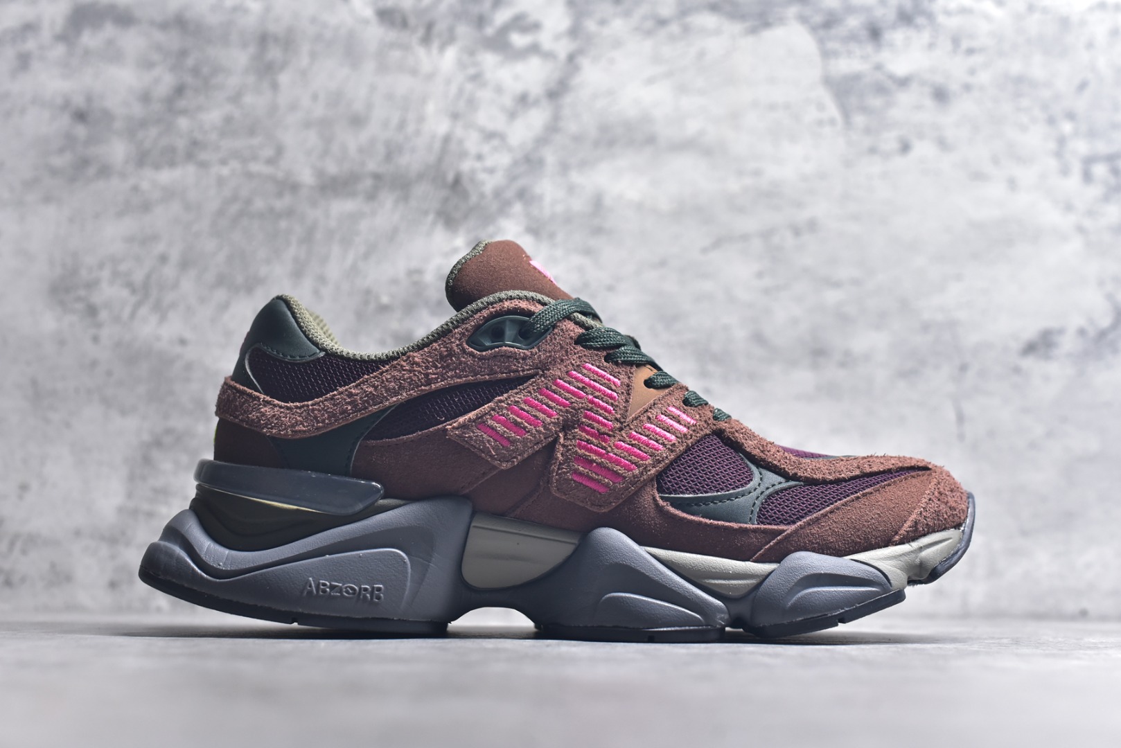 图片[3]-#新百伦New Balance NB9060 黑酒红 U9060BUR 全套原楦原纸板原厂数据开发 进口三明治网面 原装进口翻毛皮料正确绒感卡色 正确中底拉帮中底网布细节 原厂标裁 带紫光防伪 定制后跟透明水晶模块 冲裁组合 大底贴合程度胶水上色把控完美 整洁度挑战全网艺术家 多道序QC把关品质完善 匠心打造 耗时两个月开发完成 工艺极其复杂难度可想而知 新开独立私模大底 全网唯一正确六层组合大底 高端零售专供产物 尺码：36 37 37.5 38 38.5 39 40 40.5 41 42 42.5 43 44 45 45.5 46.5-选品中心