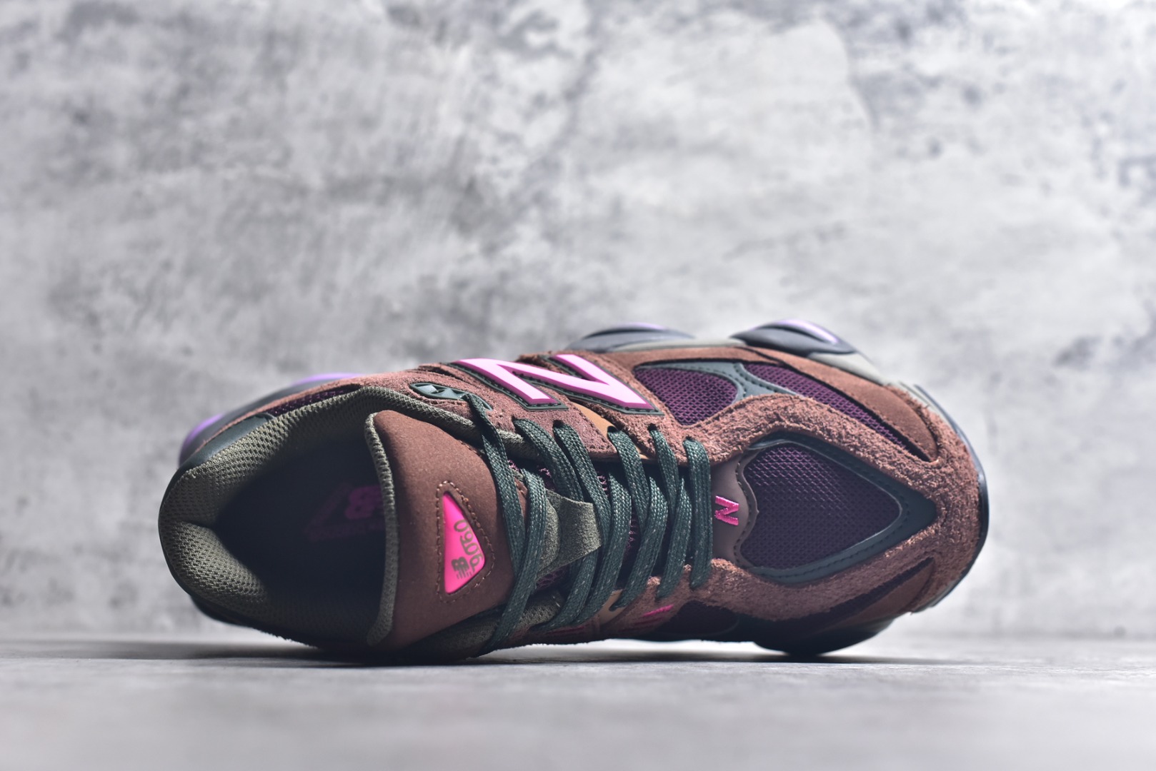 图片[4]-#新百伦New Balance NB9060 黑酒红 U9060BUR 全套原楦原纸板原厂数据开发 进口三明治网面 原装进口翻毛皮料正确绒感卡色 正确中底拉帮中底网布细节 原厂标裁 带紫光防伪 定制后跟透明水晶模块 冲裁组合 大底贴合程度胶水上色把控完美 整洁度挑战全网艺术家 多道序QC把关品质完善 匠心打造 耗时两个月开发完成 工艺极其复杂难度可想而知 新开独立私模大底 全网唯一正确六层组合大底 高端零售专供产物 尺码：36 37 37.5 38 38.5 39 40 40.5 41 42 42.5 43 44 45 45.5 46.5-选品中心