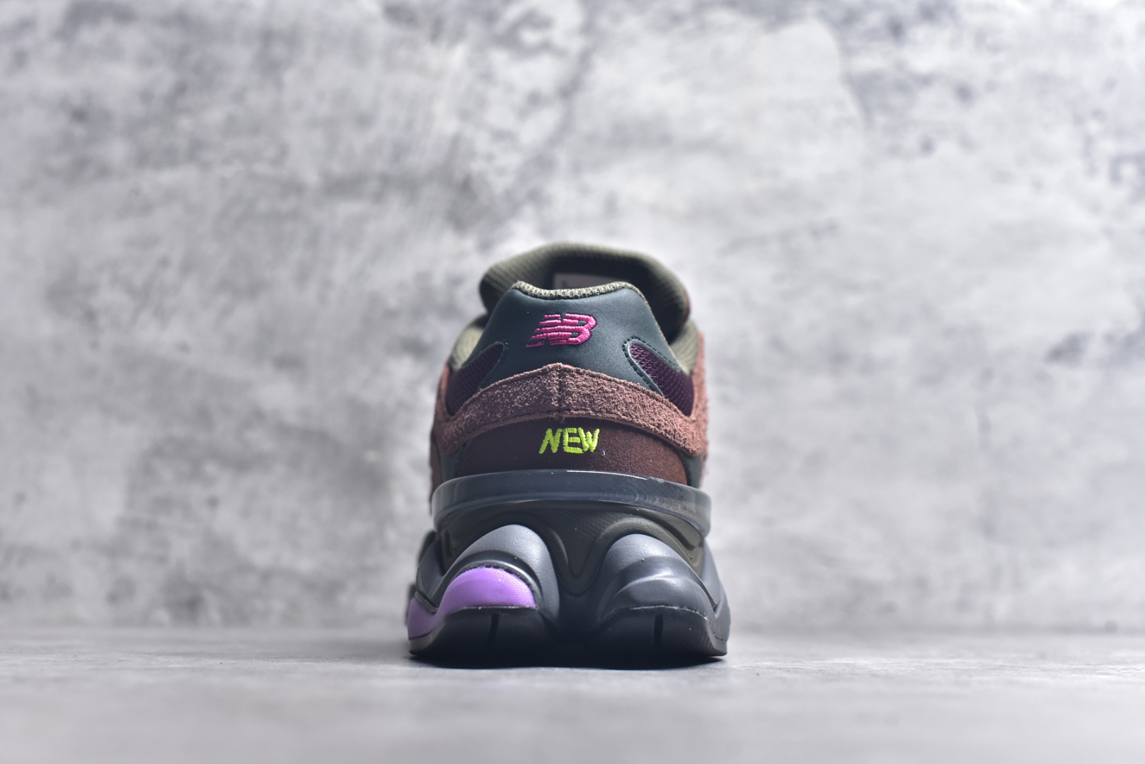 图片[5]-#新百伦New Balance NB9060 黑酒红 U9060BUR 全套原楦原纸板原厂数据开发 进口三明治网面 原装进口翻毛皮料正确绒感卡色 正确中底拉帮中底网布细节 原厂标裁 带紫光防伪 定制后跟透明水晶模块 冲裁组合 大底贴合程度胶水上色把控完美 整洁度挑战全网艺术家 多道序QC把关品质完善 匠心打造 耗时两个月开发完成 工艺极其复杂难度可想而知 新开独立私模大底 全网唯一正确六层组合大底 高端零售专供产物 尺码：36 37 37.5 38 38.5 39 40 40.5 41 42 42.5 43 44 45 45.5 46.5-选品中心