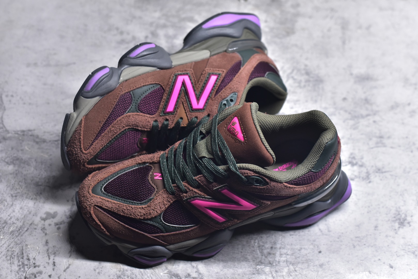 图片[7]-#新百伦New Balance NB9060 黑酒红 U9060BUR 全套原楦原纸板原厂数据开发 进口三明治网面 原装进口翻毛皮料正确绒感卡色 正确中底拉帮中底网布细节 原厂标裁 带紫光防伪 定制后跟透明水晶模块 冲裁组合 大底贴合程度胶水上色把控完美 整洁度挑战全网艺术家 多道序QC把关品质完善 匠心打造 耗时两个月开发完成 工艺极其复杂难度可想而知 新开独立私模大底 全网唯一正确六层组合大底 高端零售专供产物 尺码：36 37 37.5 38 38.5 39 40 40.5 41 42 42.5 43 44 45 45.5 46.5-选品中心
