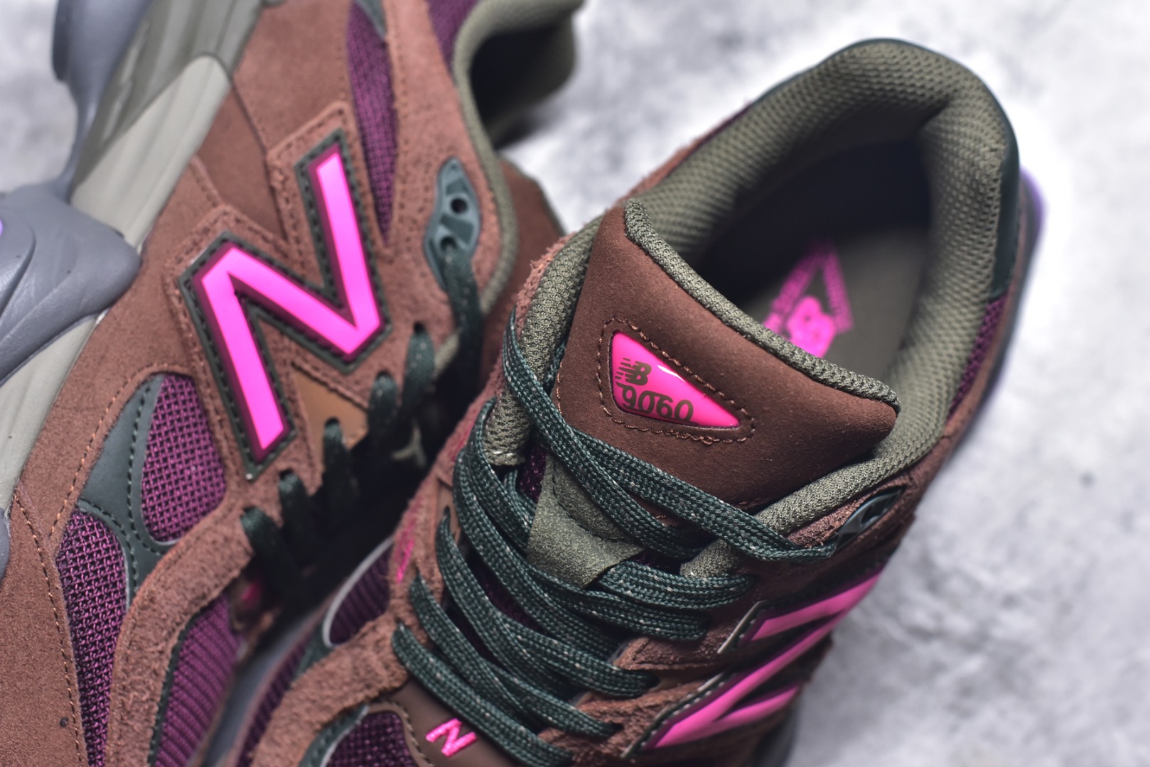 图片[9]-#新百伦New Balance NB9060 黑酒红 U9060BUR 全套原楦原纸板原厂数据开发 进口三明治网面 原装进口翻毛皮料正确绒感卡色 正确中底拉帮中底网布细节 原厂标裁 带紫光防伪 定制后跟透明水晶模块 冲裁组合 大底贴合程度胶水上色把控完美 整洁度挑战全网艺术家 多道序QC把关品质完善 匠心打造 耗时两个月开发完成 工艺极其复杂难度可想而知 新开独立私模大底 全网唯一正确六层组合大底 高端零售专供产物 尺码：36 37 37.5 38 38.5 39 40 40.5 41 42 42.5 43 44 45 45.5 46.5-选品中心