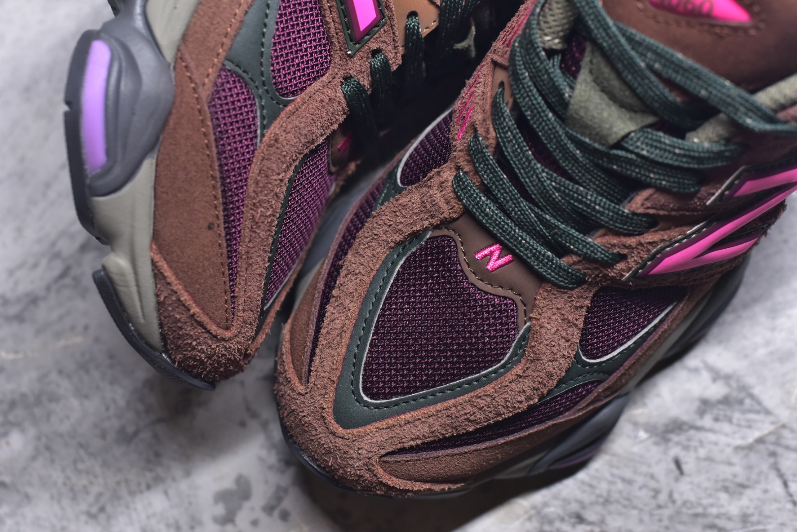图片[8]-#新百伦New Balance NB9060 黑酒红 U9060BUR 全套原楦原纸板原厂数据开发 进口三明治网面 原装进口翻毛皮料正确绒感卡色 正确中底拉帮中底网布细节 原厂标裁 带紫光防伪 定制后跟透明水晶模块 冲裁组合 大底贴合程度胶水上色把控完美 整洁度挑战全网艺术家 多道序QC把关品质完善 匠心打造 耗时两个月开发完成 工艺极其复杂难度可想而知 新开独立私模大底 全网唯一正确六层组合大底 高端零售专供产物 尺码：36 37 37.5 38 38.5 39 40 40.5 41 42 42.5 43 44 45 45.5 46.5-选品中心