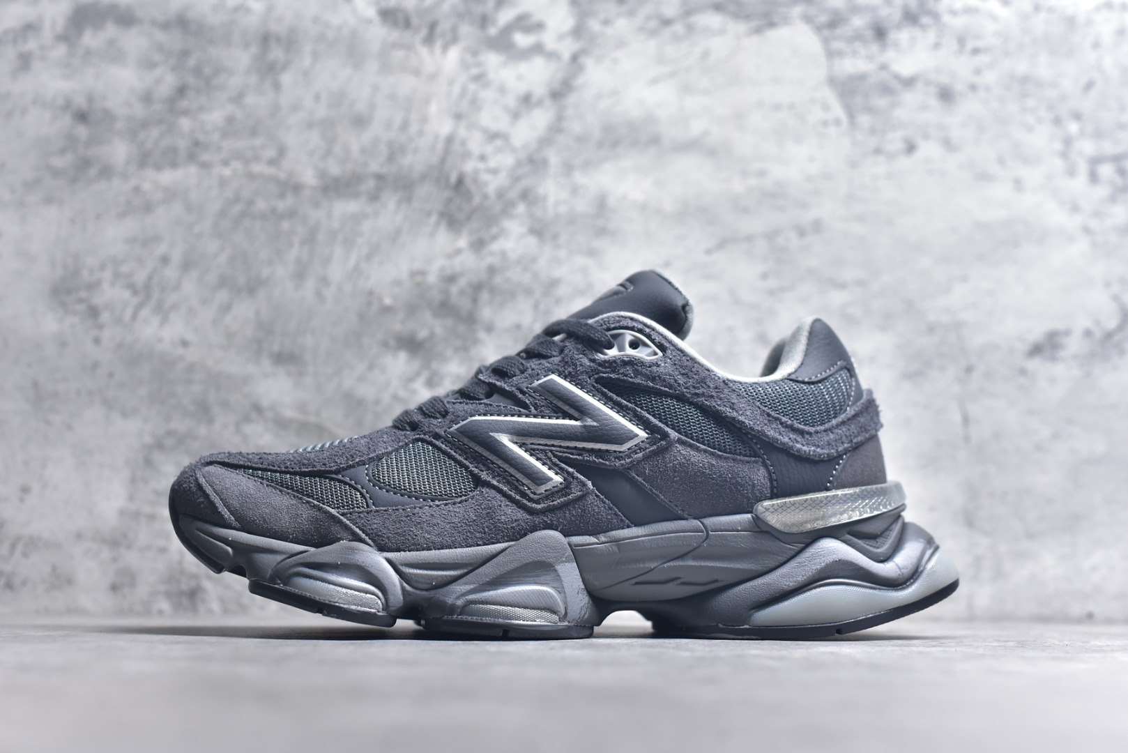 #新百伦New Balance NB9060 深灰色 U9060SG 全套原楦原纸板原厂数据开发 进口三明治网面 原装进口翻毛皮料正确绒感卡色 正确中底拉帮中底网布细节 原厂标裁 带紫光防伪 定制后跟透明水晶模块 冲裁组合 大底贴合程度胶水上色把控完美 整洁度挑战全网艺术家 多道序QC把关品质完善 匠心打造 耗时两个月开发完成 工艺极其复杂难度可想而知 新开独立私模大底 全网唯一正确六层组合大底 高端零售专供产物 尺码：36 37 37.5 38 38.5 39 40 40.5 41 42 42.5 43 44 45 45.5 46.5-选品中心