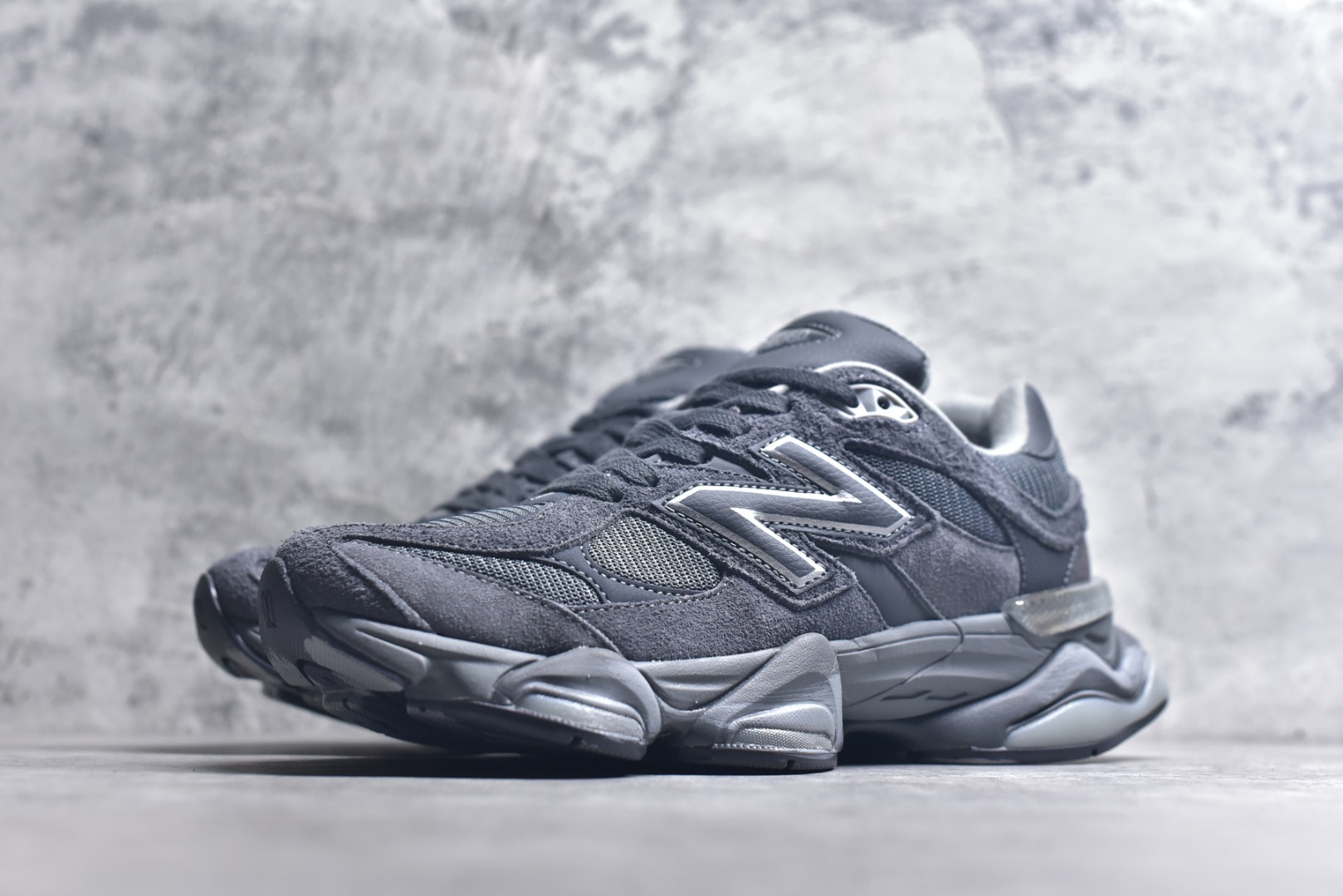 图片[2]-#新百伦New Balance NB9060 深灰色 U9060SG 全套原楦原纸板原厂数据开发 进口三明治网面 原装进口翻毛皮料正确绒感卡色 正确中底拉帮中底网布细节 原厂标裁 带紫光防伪 定制后跟透明水晶模块 冲裁组合 大底贴合程度胶水上色把控完美 整洁度挑战全网艺术家 多道序QC把关品质完善 匠心打造 耗时两个月开发完成 工艺极其复杂难度可想而知 新开独立私模大底 全网唯一正确六层组合大底 高端零售专供产物 尺码：36 37 37.5 38 38.5 39 40 40.5 41 42 42.5 43 44 45 45.5 46.5-选品中心