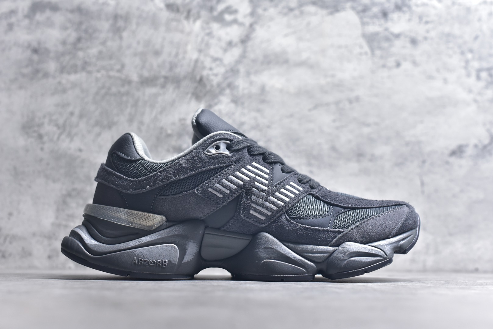 图片[3]-#新百伦New Balance NB9060 深灰色 U9060SG 全套原楦原纸板原厂数据开发 进口三明治网面 原装进口翻毛皮料正确绒感卡色 正确中底拉帮中底网布细节 原厂标裁 带紫光防伪 定制后跟透明水晶模块 冲裁组合 大底贴合程度胶水上色把控完美 整洁度挑战全网艺术家 多道序QC把关品质完善 匠心打造 耗时两个月开发完成 工艺极其复杂难度可想而知 新开独立私模大底 全网唯一正确六层组合大底 高端零售专供产物 尺码：36 37 37.5 38 38.5 39 40 40.5 41 42 42.5 43 44 45 45.5 46.5-选品中心