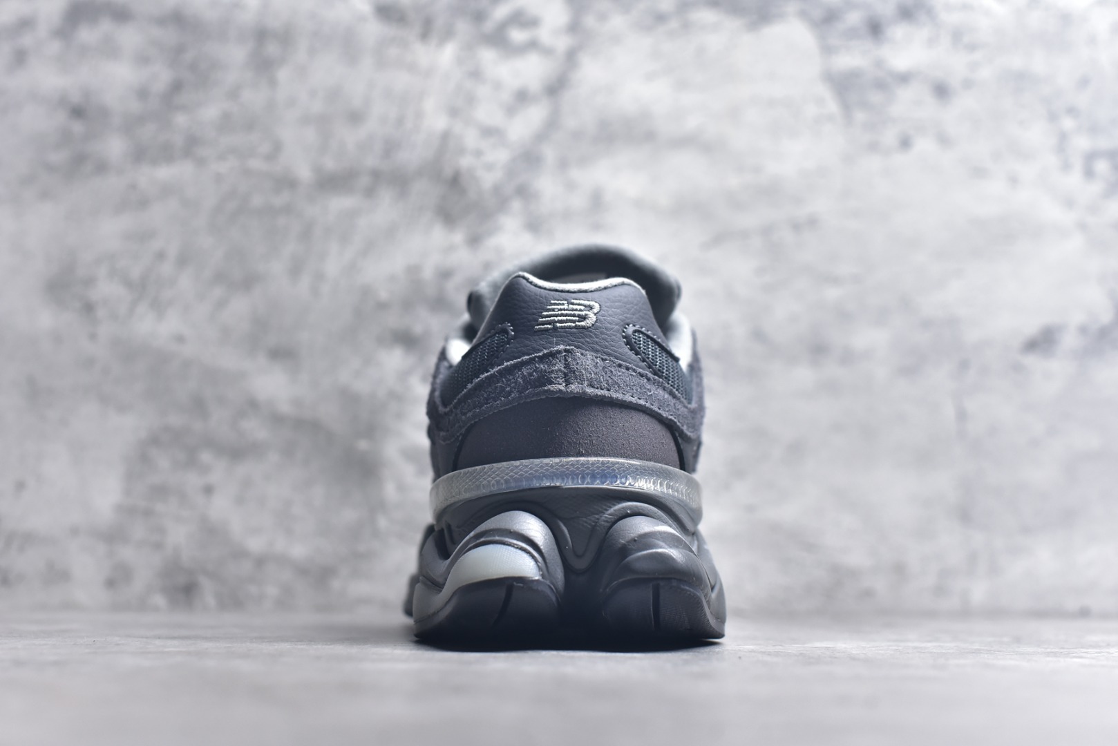 图片[5]-#新百伦New Balance NB9060 深灰色 U9060SG 全套原楦原纸板原厂数据开发 进口三明治网面 原装进口翻毛皮料正确绒感卡色 正确中底拉帮中底网布细节 原厂标裁 带紫光防伪 定制后跟透明水晶模块 冲裁组合 大底贴合程度胶水上色把控完美 整洁度挑战全网艺术家 多道序QC把关品质完善 匠心打造 耗时两个月开发完成 工艺极其复杂难度可想而知 新开独立私模大底 全网唯一正确六层组合大底 高端零售专供产物 尺码：36 37 37.5 38 38.5 39 40 40.5 41 42 42.5 43 44 45 45.5 46.5-选品中心