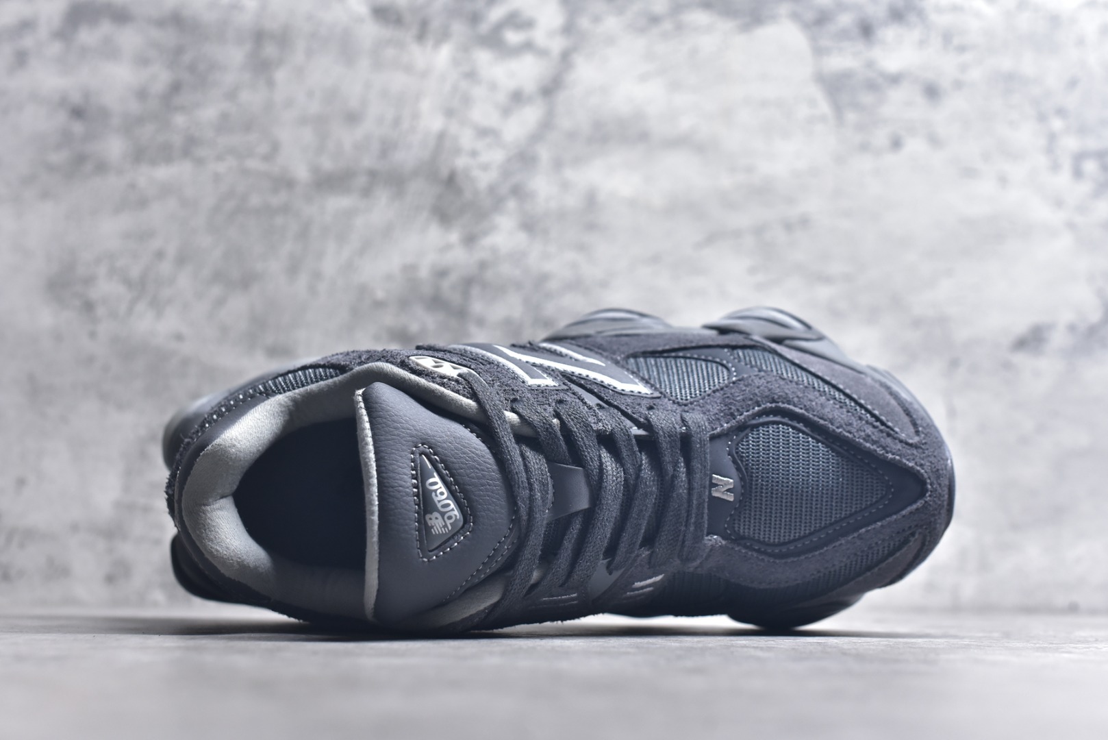 图片[4]-#新百伦New Balance NB9060 深灰色 U9060SG 全套原楦原纸板原厂数据开发 进口三明治网面 原装进口翻毛皮料正确绒感卡色 正确中底拉帮中底网布细节 原厂标裁 带紫光防伪 定制后跟透明水晶模块 冲裁组合 大底贴合程度胶水上色把控完美 整洁度挑战全网艺术家 多道序QC把关品质完善 匠心打造 耗时两个月开发完成 工艺极其复杂难度可想而知 新开独立私模大底 全网唯一正确六层组合大底 高端零售专供产物 尺码：36 37 37.5 38 38.5 39 40 40.5 41 42 42.5 43 44 45 45.5 46.5-选品中心
