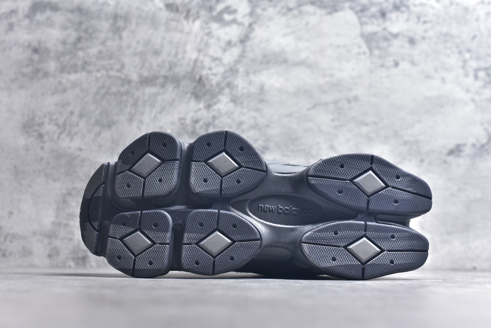 图片[6]-#新百伦New Balance NB9060 深灰色 U9060SG 全套原楦原纸板原厂数据开发 进口三明治网面 原装进口翻毛皮料正确绒感卡色 正确中底拉帮中底网布细节 原厂标裁 带紫光防伪 定制后跟透明水晶模块 冲裁组合 大底贴合程度胶水上色把控完美 整洁度挑战全网艺术家 多道序QC把关品质完善 匠心打造 耗时两个月开发完成 工艺极其复杂难度可想而知 新开独立私模大底 全网唯一正确六层组合大底 高端零售专供产物 尺码：36 37 37.5 38 38.5 39 40 40.5 41 42 42.5 43 44 45 45.5 46.5-选品中心