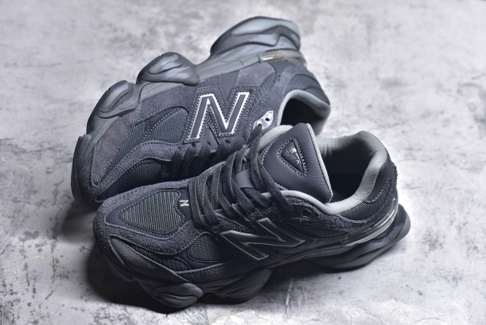 图片[7]-#新百伦New Balance NB9060 深灰色 U9060SG 全套原楦原纸板原厂数据开发 进口三明治网面 原装进口翻毛皮料正确绒感卡色 正确中底拉帮中底网布细节 原厂标裁 带紫光防伪 定制后跟透明水晶模块 冲裁组合 大底贴合程度胶水上色把控完美 整洁度挑战全网艺术家 多道序QC把关品质完善 匠心打造 耗时两个月开发完成 工艺极其复杂难度可想而知 新开独立私模大底 全网唯一正确六层组合大底 高端零售专供产物 尺码：36 37 37.5 38 38.5 39 40 40.5 41 42 42.5 43 44 45 45.5 46.5-选品中心