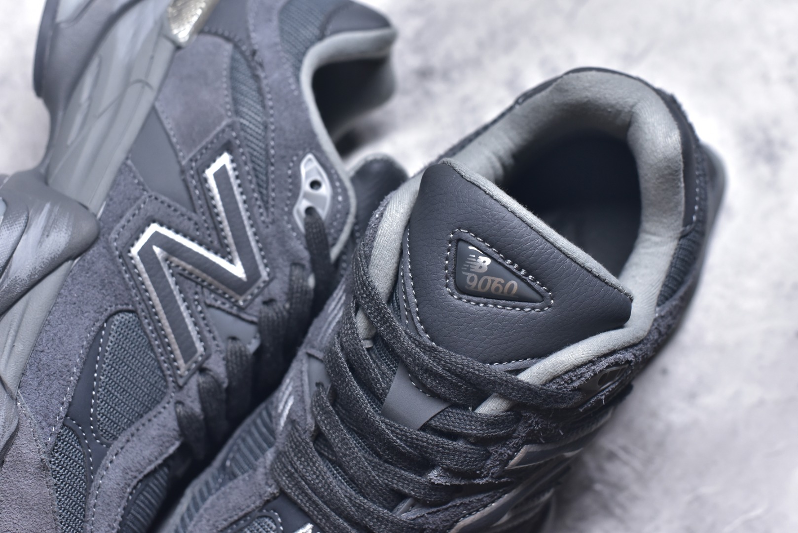 图片[9]-#新百伦New Balance NB9060 深灰色 U9060SG 全套原楦原纸板原厂数据开发 进口三明治网面 原装进口翻毛皮料正确绒感卡色 正确中底拉帮中底网布细节 原厂标裁 带紫光防伪 定制后跟透明水晶模块 冲裁组合 大底贴合程度胶水上色把控完美 整洁度挑战全网艺术家 多道序QC把关品质完善 匠心打造 耗时两个月开发完成 工艺极其复杂难度可想而知 新开独立私模大底 全网唯一正确六层组合大底 高端零售专供产物 尺码：36 37 37.5 38 38.5 39 40 40.5 41 42 42.5 43 44 45 45.5 46.5-选品中心