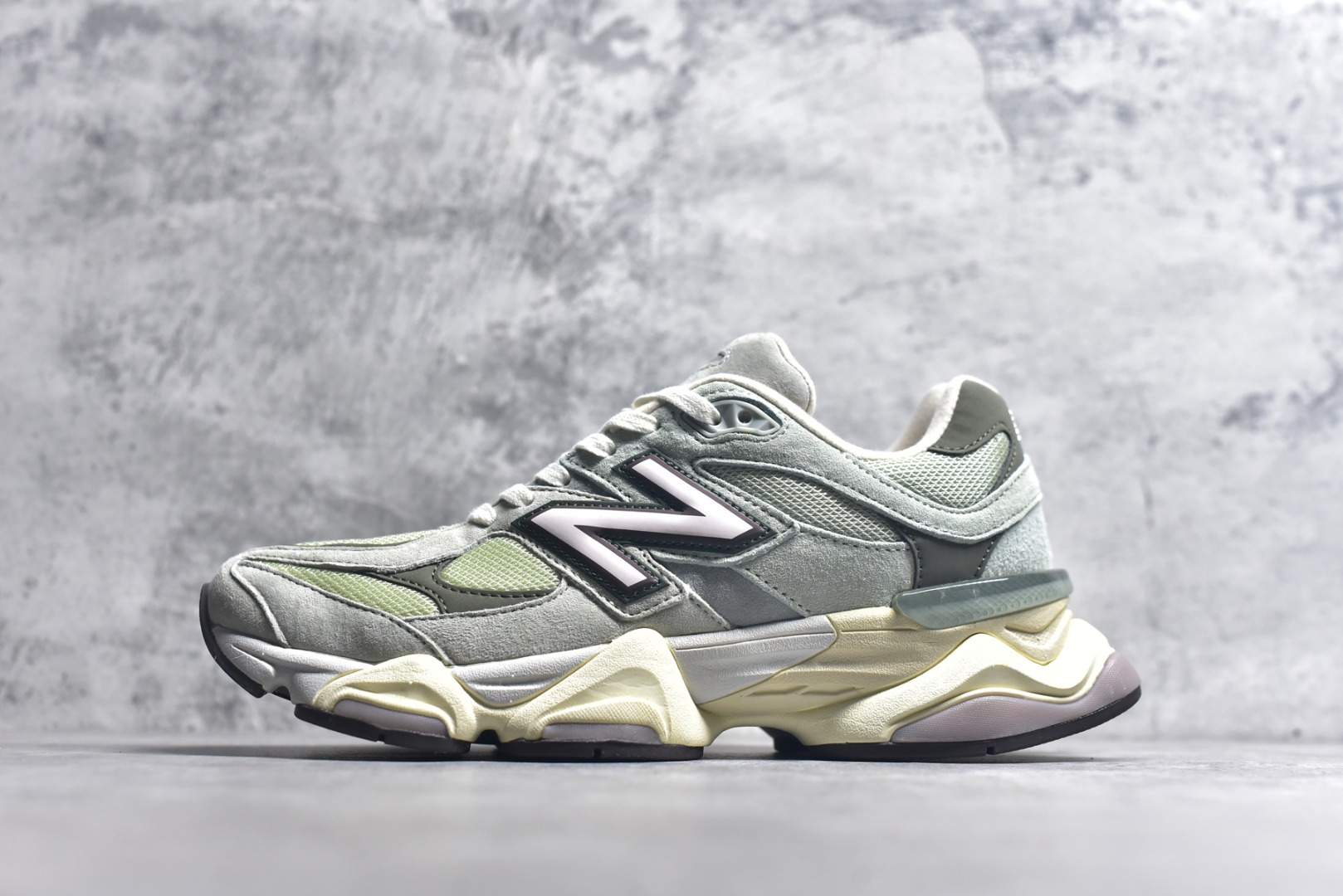 #新百伦 Joe Freshgoods x New Balance NB9060 龙年限定 灰绿 全套原楦原纸板原厂数据开发 进口三明治网面 原装进口翻毛皮料正确绒感卡色 正确中底拉帮中底网布细节 原厂标裁 带紫光防伪 定制后跟透明水晶模块 冲裁组合 大底贴合程度胶水上色把控完美 整洁度挑战全网艺术家 多道序QC把关品质完善 匠心打造 耗时两个月开发完成 工艺极其复杂难度可想而知 新开独立私模大底 全网唯一正确六层组合大底 高端零售专供产物 货号：U9060EEC 尺码：36 37 37.5 38 38.5 39 40 40.5 41 42 42.5 43 44 45 45.5 46.5-选品中心