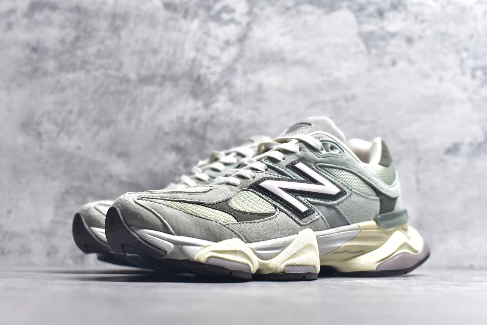 图片[2]-#新百伦 Joe Freshgoods x New Balance NB9060 龙年限定 灰绿 全套原楦原纸板原厂数据开发 进口三明治网面 原装进口翻毛皮料正确绒感卡色 正确中底拉帮中底网布细节 原厂标裁 带紫光防伪 定制后跟透明水晶模块 冲裁组合 大底贴合程度胶水上色把控完美 整洁度挑战全网艺术家 多道序QC把关品质完善 匠心打造 耗时两个月开发完成 工艺极其复杂难度可想而知 新开独立私模大底 全网唯一正确六层组合大底 高端零售专供产物 货号：U9060EEC 尺码：36 37 37.5 38 38.5 39 40 40.5 41 42 42.5 43 44 45 45.5 46.5-选品中心
