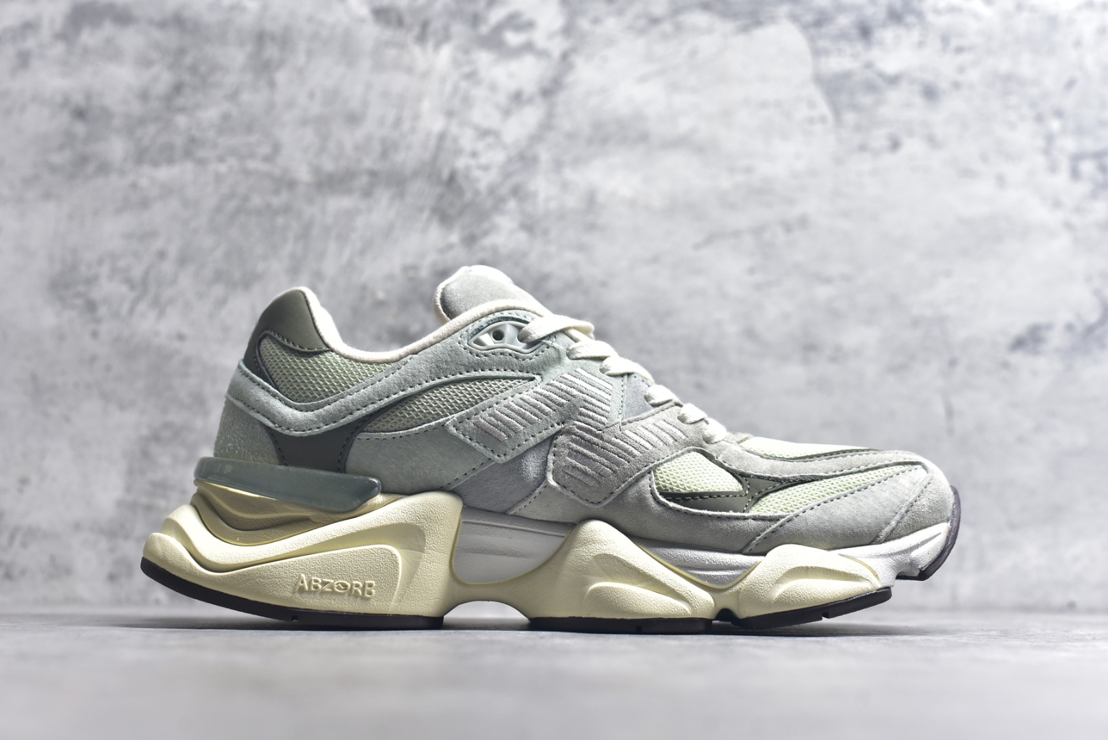 图片[3]-#新百伦 Joe Freshgoods x New Balance NB9060 龙年限定 灰绿 全套原楦原纸板原厂数据开发 进口三明治网面 原装进口翻毛皮料正确绒感卡色 正确中底拉帮中底网布细节 原厂标裁 带紫光防伪 定制后跟透明水晶模块 冲裁组合 大底贴合程度胶水上色把控完美 整洁度挑战全网艺术家 多道序QC把关品质完善 匠心打造 耗时两个月开发完成 工艺极其复杂难度可想而知 新开独立私模大底 全网唯一正确六层组合大底 高端零售专供产物 货号：U9060EEC 尺码：36 37 37.5 38 38.5 39 40 40.5 41 42 42.5 43 44 45 45.5 46.5-选品中心