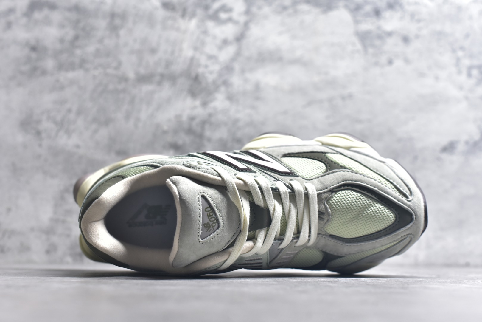 图片[4]-#新百伦 Joe Freshgoods x New Balance NB9060 龙年限定 灰绿 全套原楦原纸板原厂数据开发 进口三明治网面 原装进口翻毛皮料正确绒感卡色 正确中底拉帮中底网布细节 原厂标裁 带紫光防伪 定制后跟透明水晶模块 冲裁组合 大底贴合程度胶水上色把控完美 整洁度挑战全网艺术家 多道序QC把关品质完善 匠心打造 耗时两个月开发完成 工艺极其复杂难度可想而知 新开独立私模大底 全网唯一正确六层组合大底 高端零售专供产物 货号：U9060EEC 尺码：36 37 37.5 38 38.5 39 40 40.5 41 42 42.5 43 44 45 45.5 46.5-选品中心