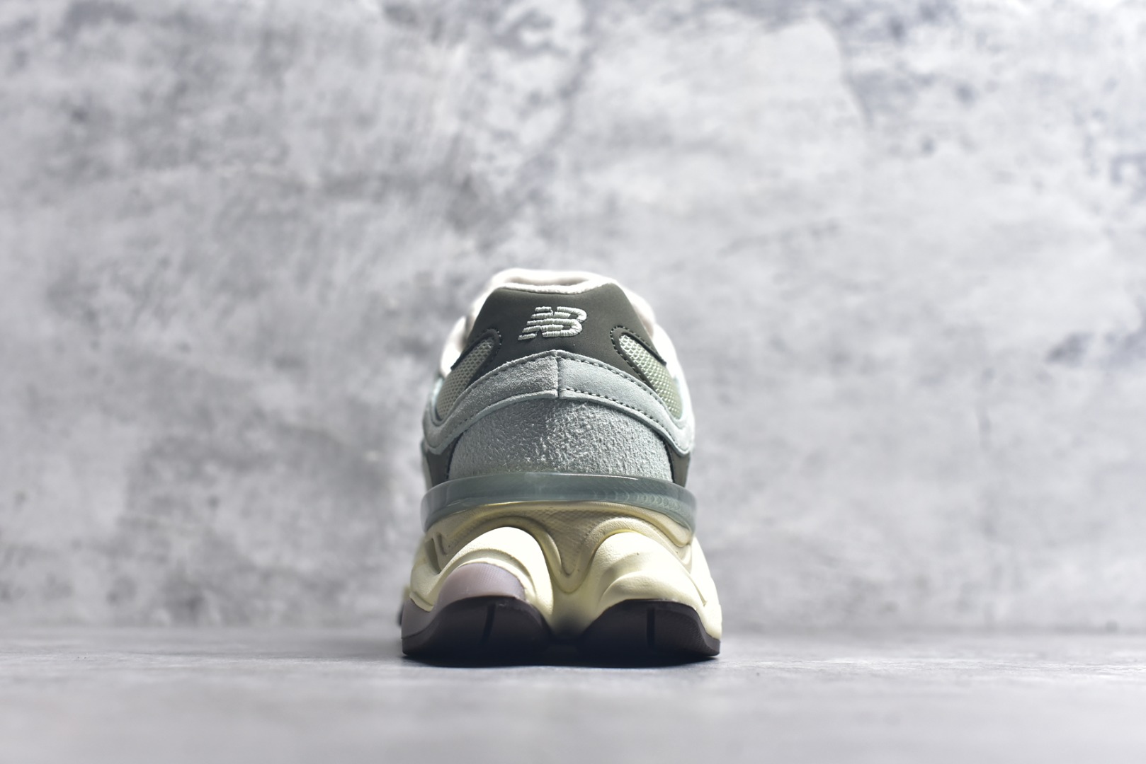 图片[5]-#新百伦 Joe Freshgoods x New Balance NB9060 龙年限定 灰绿 全套原楦原纸板原厂数据开发 进口三明治网面 原装进口翻毛皮料正确绒感卡色 正确中底拉帮中底网布细节 原厂标裁 带紫光防伪 定制后跟透明水晶模块 冲裁组合 大底贴合程度胶水上色把控完美 整洁度挑战全网艺术家 多道序QC把关品质完善 匠心打造 耗时两个月开发完成 工艺极其复杂难度可想而知 新开独立私模大底 全网唯一正确六层组合大底 高端零售专供产物 货号：U9060EEC 尺码：36 37 37.5 38 38.5 39 40 40.5 41 42 42.5 43 44 45 45.5 46.5-选品中心