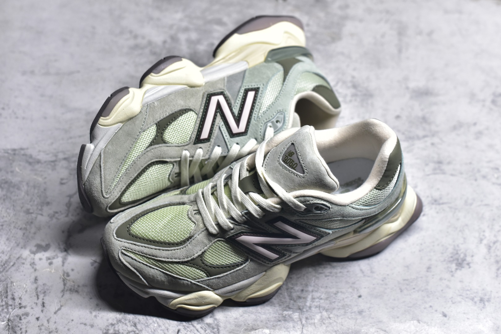 图片[7]-#新百伦 Joe Freshgoods x New Balance NB9060 龙年限定 灰绿 全套原楦原纸板原厂数据开发 进口三明治网面 原装进口翻毛皮料正确绒感卡色 正确中底拉帮中底网布细节 原厂标裁 带紫光防伪 定制后跟透明水晶模块 冲裁组合 大底贴合程度胶水上色把控完美 整洁度挑战全网艺术家 多道序QC把关品质完善 匠心打造 耗时两个月开发完成 工艺极其复杂难度可想而知 新开独立私模大底 全网唯一正确六层组合大底 高端零售专供产物 货号：U9060EEC 尺码：36 37 37.5 38 38.5 39 40 40.5 41 42 42.5 43 44 45 45.5 46.5-选品中心