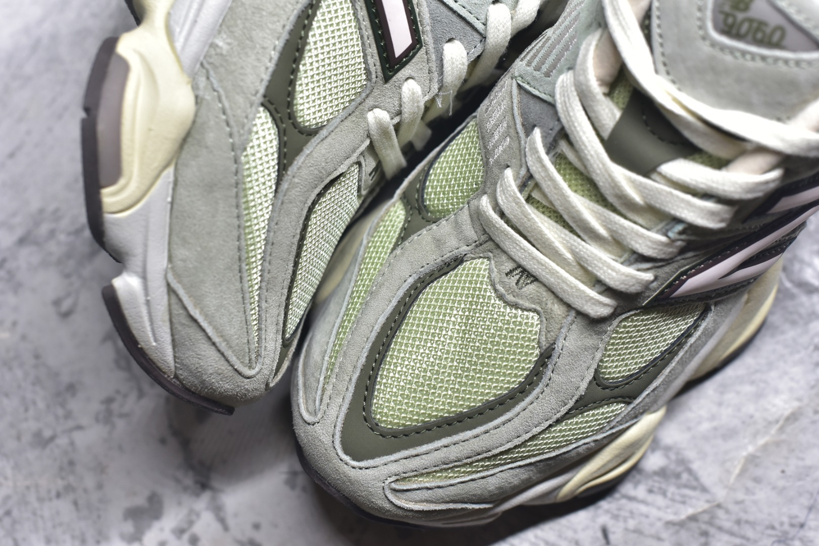 图片[8]-#新百伦 Joe Freshgoods x New Balance NB9060 龙年限定 灰绿 全套原楦原纸板原厂数据开发 进口三明治网面 原装进口翻毛皮料正确绒感卡色 正确中底拉帮中底网布细节 原厂标裁 带紫光防伪 定制后跟透明水晶模块 冲裁组合 大底贴合程度胶水上色把控完美 整洁度挑战全网艺术家 多道序QC把关品质完善 匠心打造 耗时两个月开发完成 工艺极其复杂难度可想而知 新开独立私模大底 全网唯一正确六层组合大底 高端零售专供产物 货号：U9060EEC 尺码：36 37 37.5 38 38.5 39 40 40.5 41 42 42.5 43 44 45 45.5 46.5-选品中心