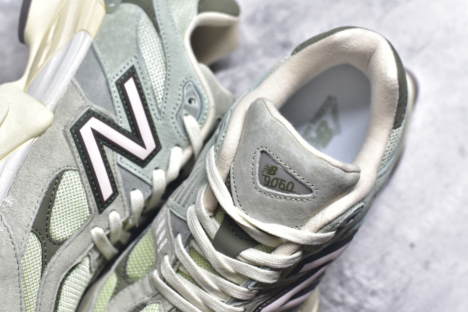 图片[9]-#新百伦 Joe Freshgoods x New Balance NB9060 龙年限定 灰绿 全套原楦原纸板原厂数据开发 进口三明治网面 原装进口翻毛皮料正确绒感卡色 正确中底拉帮中底网布细节 原厂标裁 带紫光防伪 定制后跟透明水晶模块 冲裁组合 大底贴合程度胶水上色把控完美 整洁度挑战全网艺术家 多道序QC把关品质完善 匠心打造 耗时两个月开发完成 工艺极其复杂难度可想而知 新开独立私模大底 全网唯一正确六层组合大底 高端零售专供产物 货号：U9060EEC 尺码：36 37 37.5 38 38.5 39 40 40.5 41 42 42.5 43 44 45 45.5 46.5-选品中心