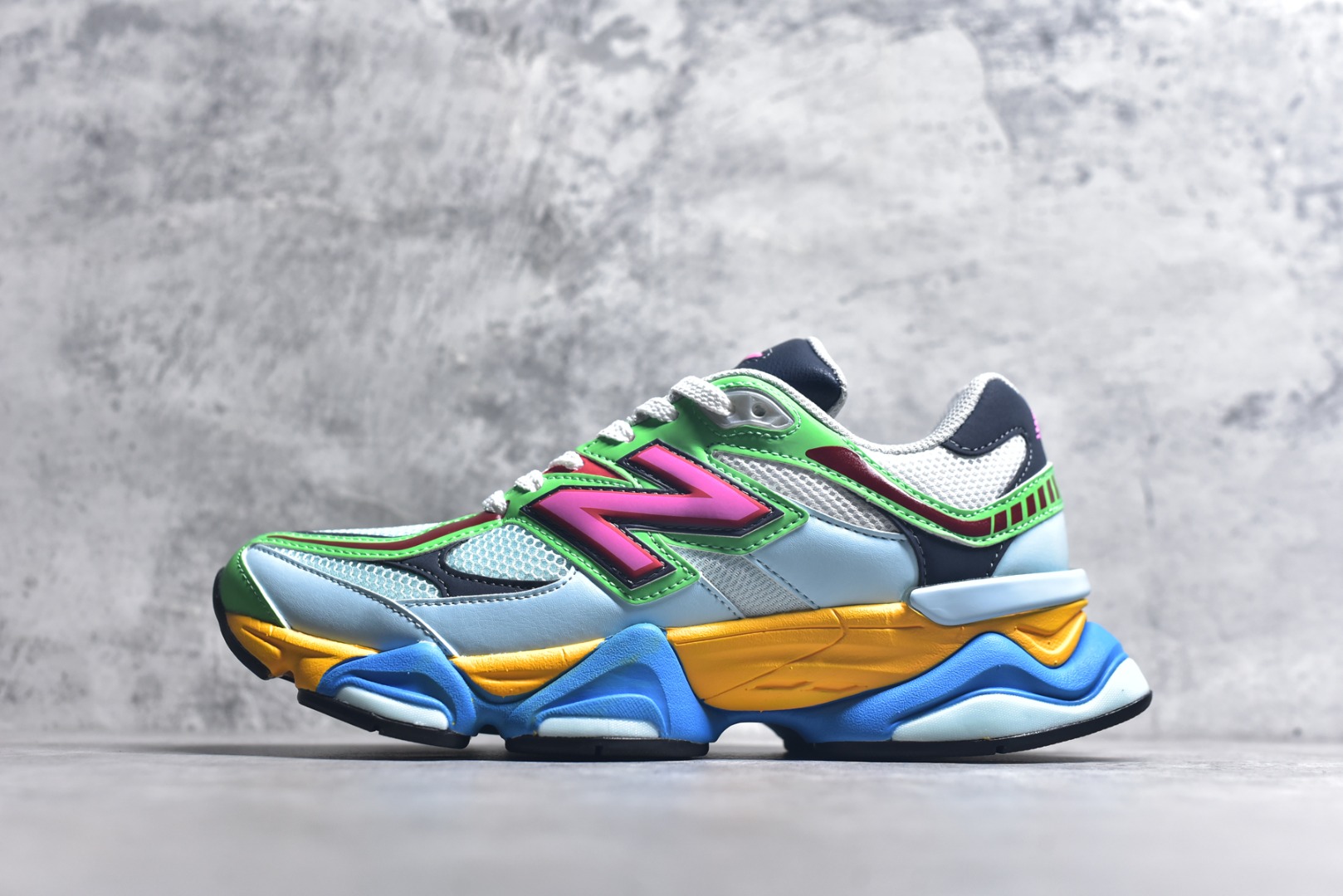 #新百伦New Balance NB9060 蓝绿黄U9060NBN 全套原楦原纸板原厂数据开发 进口三明治网面 原装进口翻毛皮料正确绒感卡色 正确中底拉帮中底网布细节 原厂标裁 带紫光防伪 定制后跟透明水晶模块 冲裁组合 大底贴合程度胶水上色把控完美 整洁度挑战全网艺术家 多道序QC把关品质完善 匠心打造 耗时两个月开发完成 工艺极其复杂难度可想而知 新开独立私模大底 全网唯一正确六层组合大底 高端零售专供产物 尺码：36 37 37.5 38 38.5 39 40 40.5 41 42 42.5 43 44 45 45.5 46.5-选品中心