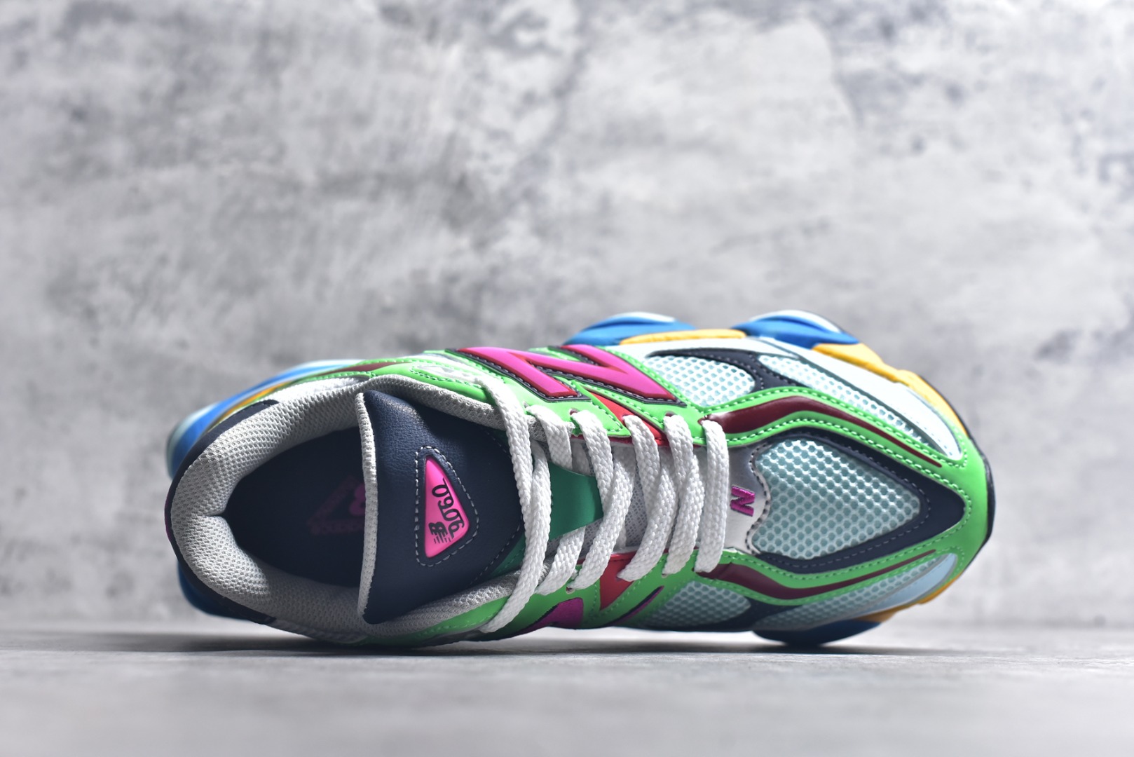 图片[4]-#新百伦New Balance NB9060 蓝绿黄U9060NBN 全套原楦原纸板原厂数据开发 进口三明治网面 原装进口翻毛皮料正确绒感卡色 正确中底拉帮中底网布细节 原厂标裁 带紫光防伪 定制后跟透明水晶模块 冲裁组合 大底贴合程度胶水上色把控完美 整洁度挑战全网艺术家 多道序QC把关品质完善 匠心打造 耗时两个月开发完成 工艺极其复杂难度可想而知 新开独立私模大底 全网唯一正确六层组合大底 高端零售专供产物 尺码：36 37 37.5 38 38.5 39 40 40.5 41 42 42.5 43 44 45 45.5 46.5-选品中心