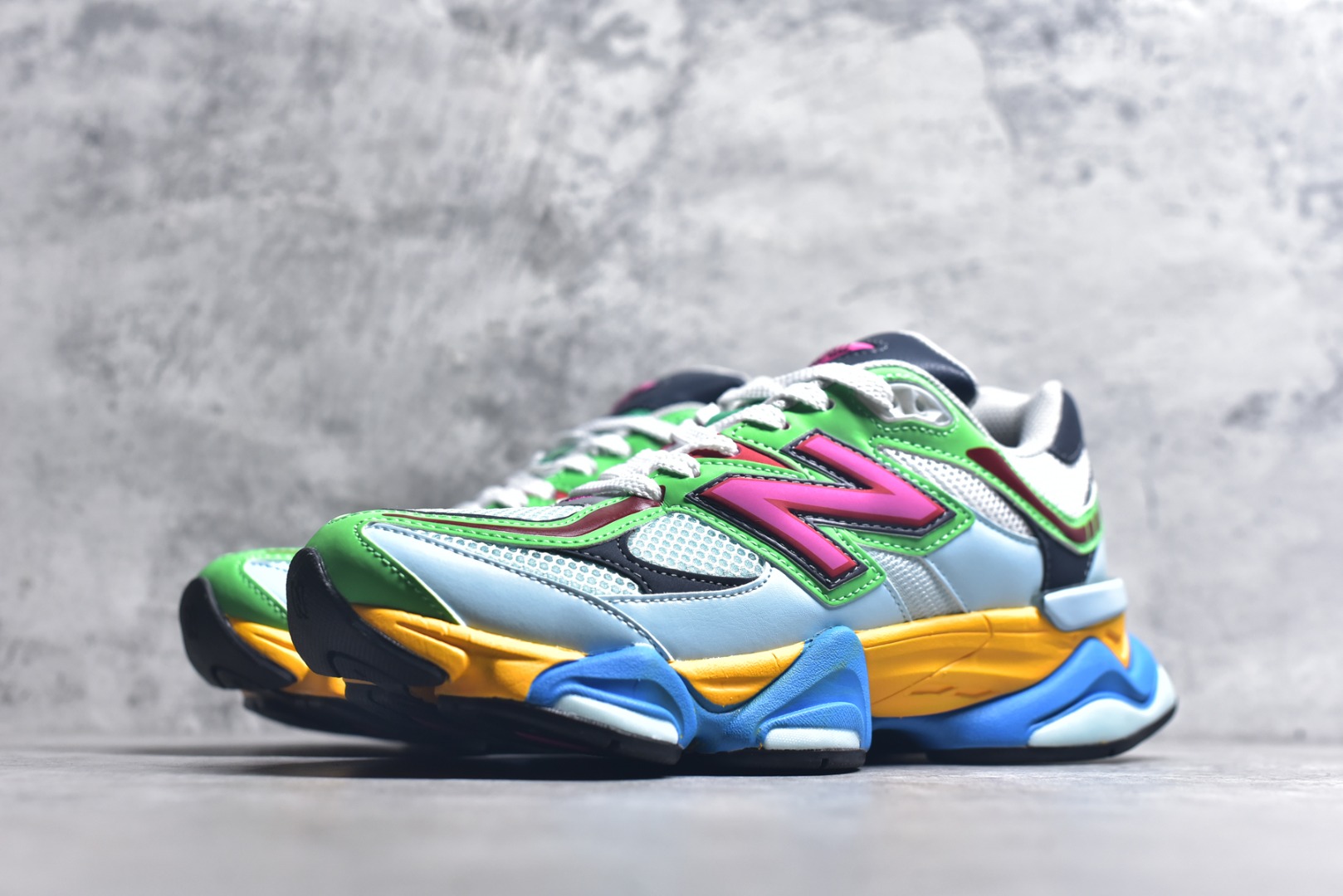 图片[2]-#新百伦New Balance NB9060 蓝绿黄U9060NBN 全套原楦原纸板原厂数据开发 进口三明治网面 原装进口翻毛皮料正确绒感卡色 正确中底拉帮中底网布细节 原厂标裁 带紫光防伪 定制后跟透明水晶模块 冲裁组合 大底贴合程度胶水上色把控完美 整洁度挑战全网艺术家 多道序QC把关品质完善 匠心打造 耗时两个月开发完成 工艺极其复杂难度可想而知 新开独立私模大底 全网唯一正确六层组合大底 高端零售专供产物 尺码：36 37 37.5 38 38.5 39 40 40.5 41 42 42.5 43 44 45 45.5 46.5-选品中心