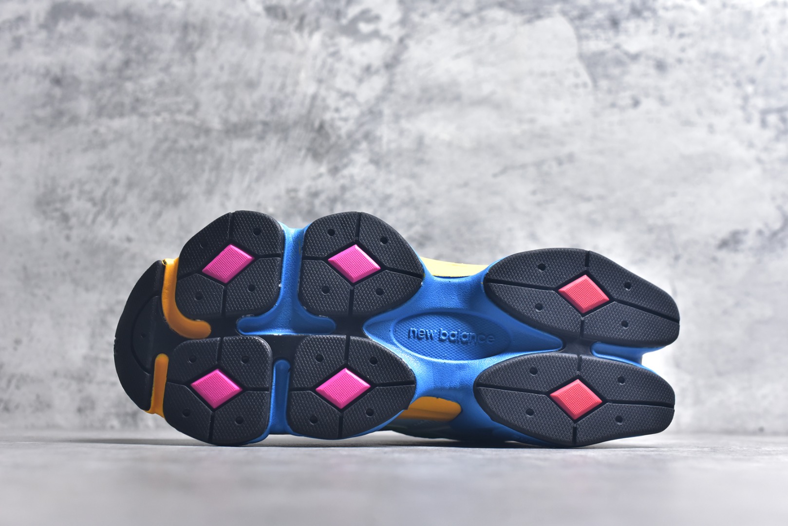 图片[6]-#新百伦New Balance NB9060 蓝绿黄U9060NBN 全套原楦原纸板原厂数据开发 进口三明治网面 原装进口翻毛皮料正确绒感卡色 正确中底拉帮中底网布细节 原厂标裁 带紫光防伪 定制后跟透明水晶模块 冲裁组合 大底贴合程度胶水上色把控完美 整洁度挑战全网艺术家 多道序QC把关品质完善 匠心打造 耗时两个月开发完成 工艺极其复杂难度可想而知 新开独立私模大底 全网唯一正确六层组合大底 高端零售专供产物 尺码：36 37 37.5 38 38.5 39 40 40.5 41 42 42.5 43 44 45 45.5 46.5-选品中心