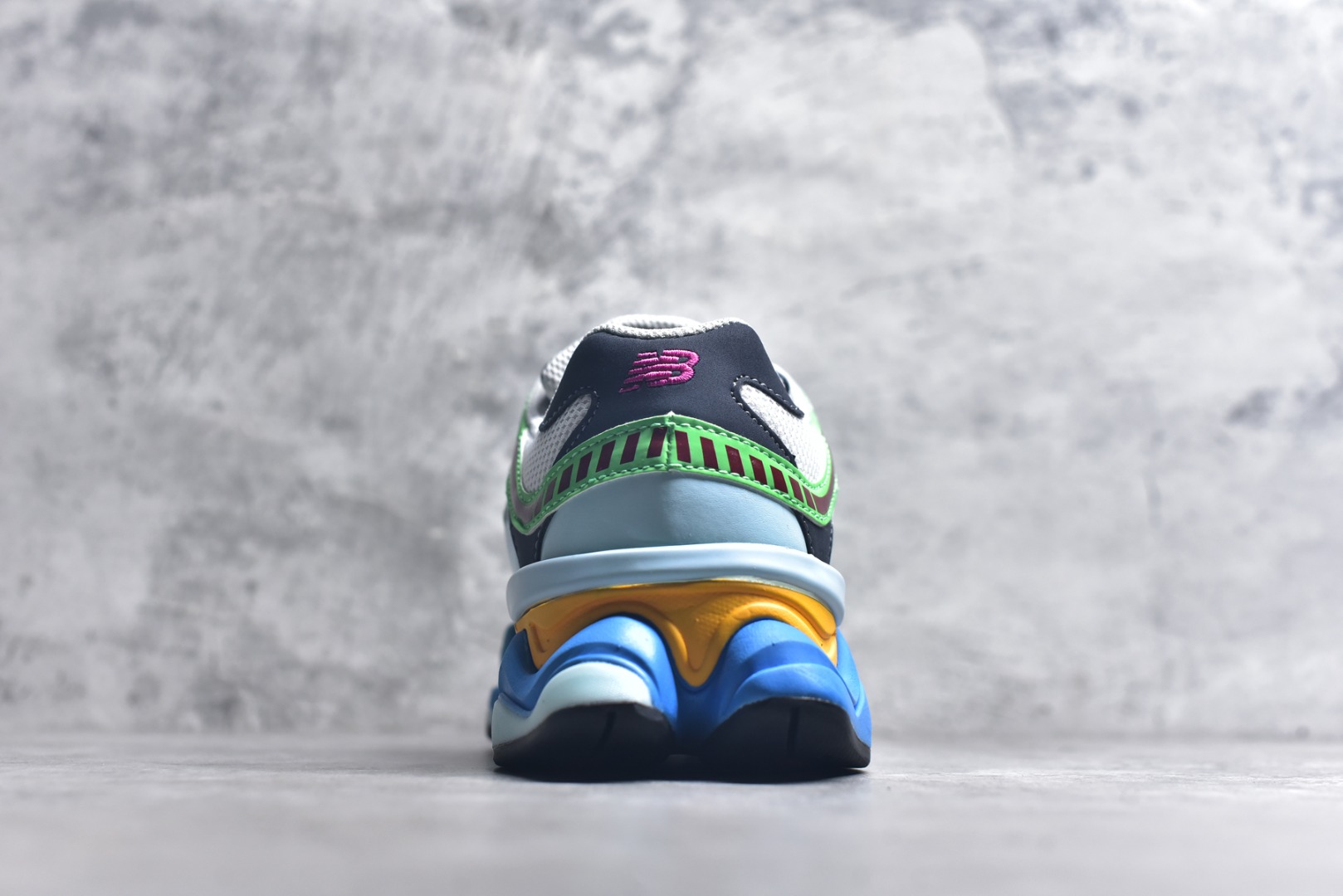 图片[5]-#新百伦New Balance NB9060 蓝绿黄U9060NBN 全套原楦原纸板原厂数据开发 进口三明治网面 原装进口翻毛皮料正确绒感卡色 正确中底拉帮中底网布细节 原厂标裁 带紫光防伪 定制后跟透明水晶模块 冲裁组合 大底贴合程度胶水上色把控完美 整洁度挑战全网艺术家 多道序QC把关品质完善 匠心打造 耗时两个月开发完成 工艺极其复杂难度可想而知 新开独立私模大底 全网唯一正确六层组合大底 高端零售专供产物 尺码：36 37 37.5 38 38.5 39 40 40.5 41 42 42.5 43 44 45 45.5 46.5-选品中心