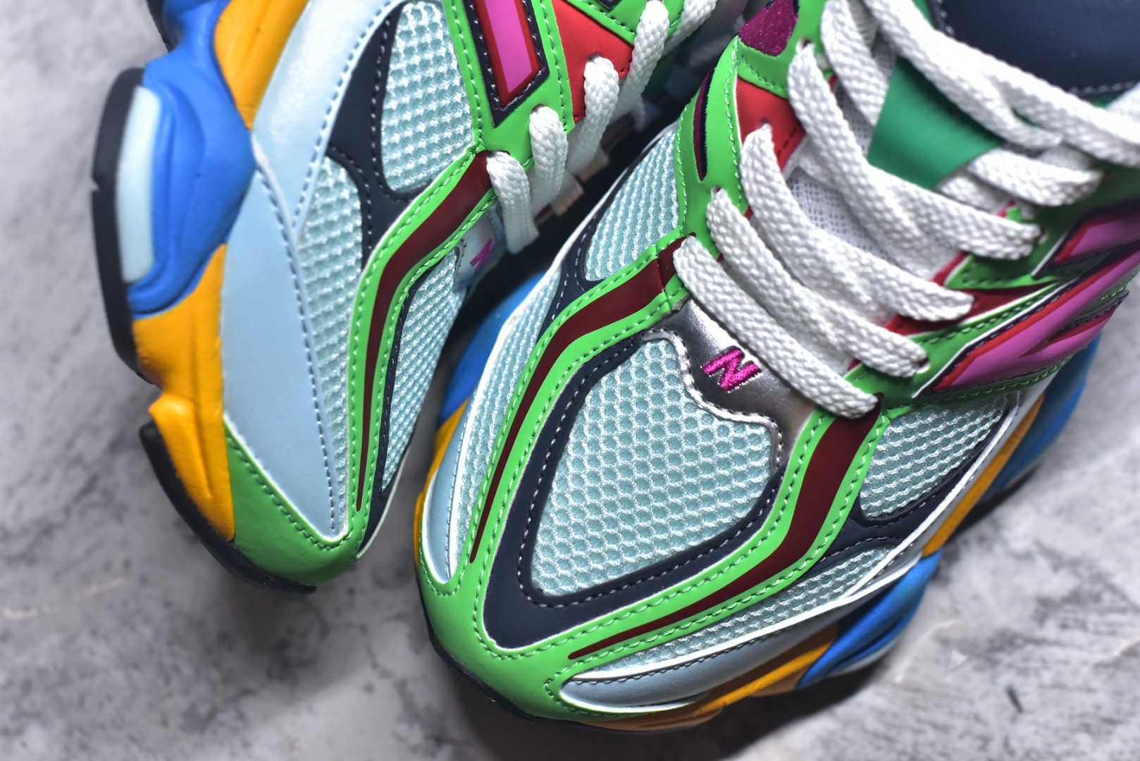 图片[8]-#新百伦New Balance NB9060 蓝绿黄U9060NBN 全套原楦原纸板原厂数据开发 进口三明治网面 原装进口翻毛皮料正确绒感卡色 正确中底拉帮中底网布细节 原厂标裁 带紫光防伪 定制后跟透明水晶模块 冲裁组合 大底贴合程度胶水上色把控完美 整洁度挑战全网艺术家 多道序QC把关品质完善 匠心打造 耗时两个月开发完成 工艺极其复杂难度可想而知 新开独立私模大底 全网唯一正确六层组合大底 高端零售专供产物 尺码：36 37 37.5 38 38.5 39 40 40.5 41 42 42.5 43 44 45 45.5 46.5-选品中心