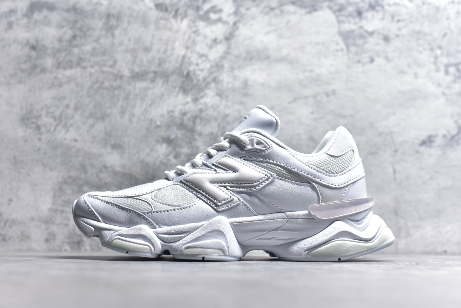 #新百伦New Balance NB9060 纯白色U9060NRJ 全套原楦原纸板原厂数据开发 进口三明治网面 原装进口翻毛皮料正确绒感卡色 正确中底拉帮中底网布细节 原厂标裁 带紫光防伪 定制后跟透明水晶模块 冲裁组合 大底贴合程度胶水上色把控完美 整洁度挑战全网艺术家 多道序QC把关品质完善 匠心打造 耗时两个月开发完成 工艺极其复杂难度可想而知 新开独立私模大底 全网唯一正确六层组合大底 高端零售专供产物 尺码：36 37 37.5 38 38.5 39 40 40.5 41 42 42.5 43 44 45 45.5 46.5-选品中心