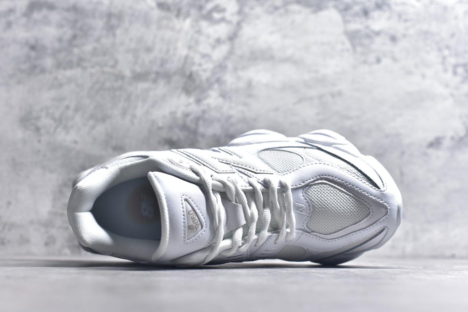 图片[4]-#新百伦New Balance NB9060 纯白色U9060NRJ 全套原楦原纸板原厂数据开发 进口三明治网面 原装进口翻毛皮料正确绒感卡色 正确中底拉帮中底网布细节 原厂标裁 带紫光防伪 定制后跟透明水晶模块 冲裁组合 大底贴合程度胶水上色把控完美 整洁度挑战全网艺术家 多道序QC把关品质完善 匠心打造 耗时两个月开发完成 工艺极其复杂难度可想而知 新开独立私模大底 全网唯一正确六层组合大底 高端零售专供产物 尺码：36 37 37.5 38 38.5 39 40 40.5 41 42 42.5 43 44 45 45.5 46.5-选品中心