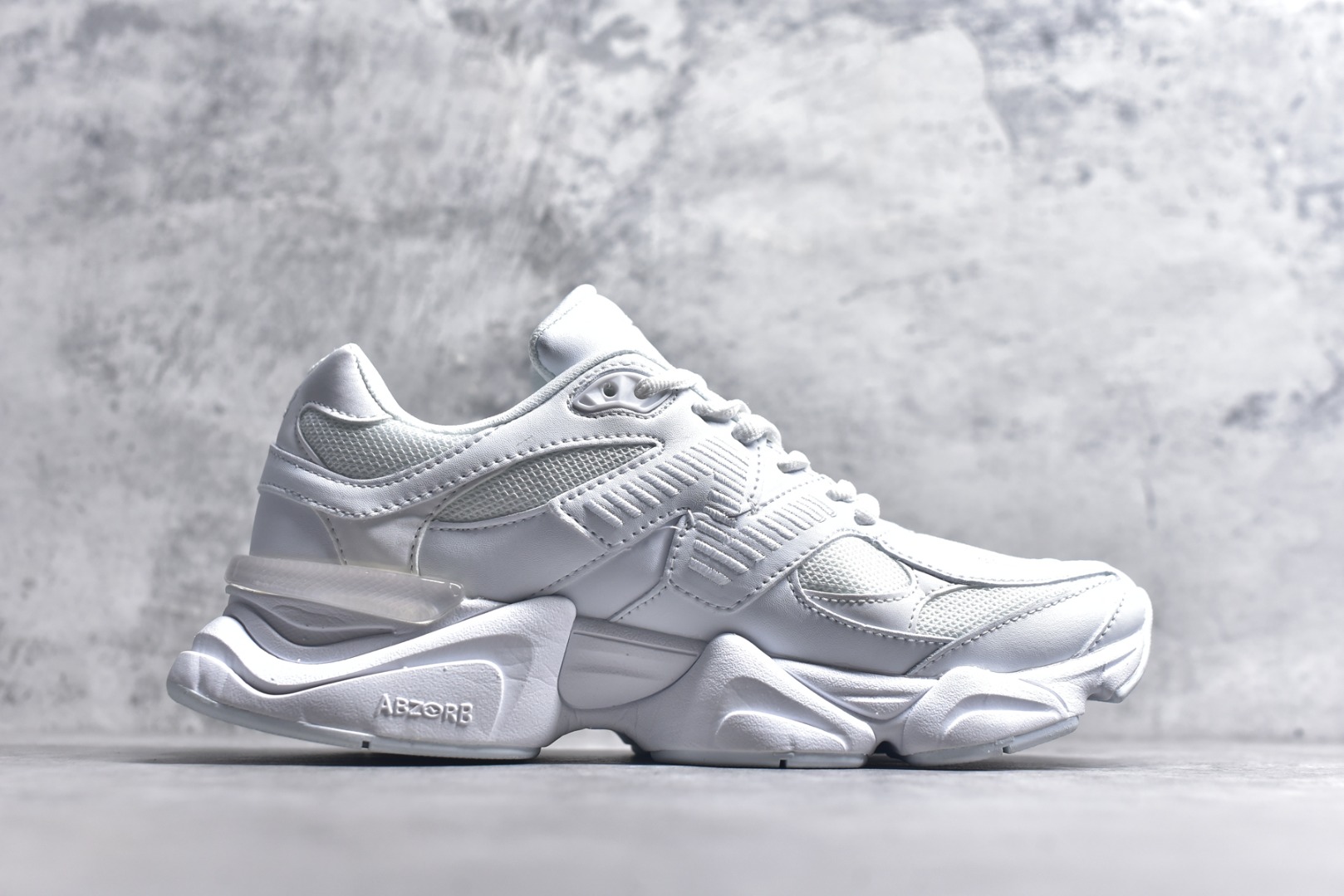 图片[3]-#新百伦New Balance NB9060 纯白色U9060NRJ 全套原楦原纸板原厂数据开发 进口三明治网面 原装进口翻毛皮料正确绒感卡色 正确中底拉帮中底网布细节 原厂标裁 带紫光防伪 定制后跟透明水晶模块 冲裁组合 大底贴合程度胶水上色把控完美 整洁度挑战全网艺术家 多道序QC把关品质完善 匠心打造 耗时两个月开发完成 工艺极其复杂难度可想而知 新开独立私模大底 全网唯一正确六层组合大底 高端零售专供产物 尺码：36 37 37.5 38 38.5 39 40 40.5 41 42 42.5 43 44 45 45.5 46.5-选品中心