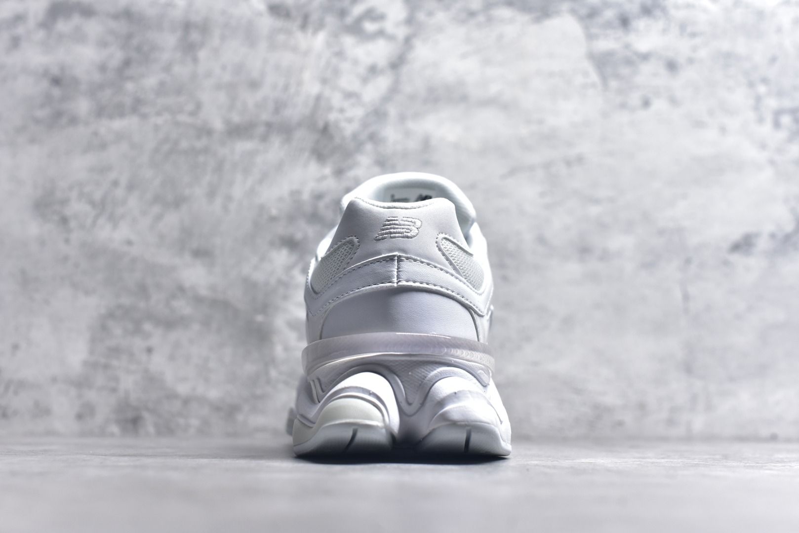 图片[5]-#新百伦New Balance NB9060 纯白色U9060NRJ 全套原楦原纸板原厂数据开发 进口三明治网面 原装进口翻毛皮料正确绒感卡色 正确中底拉帮中底网布细节 原厂标裁 带紫光防伪 定制后跟透明水晶模块 冲裁组合 大底贴合程度胶水上色把控完美 整洁度挑战全网艺术家 多道序QC把关品质完善 匠心打造 耗时两个月开发完成 工艺极其复杂难度可想而知 新开独立私模大底 全网唯一正确六层组合大底 高端零售专供产物 尺码：36 37 37.5 38 38.5 39 40 40.5 41 42 42.5 43 44 45 45.5 46.5-选品中心