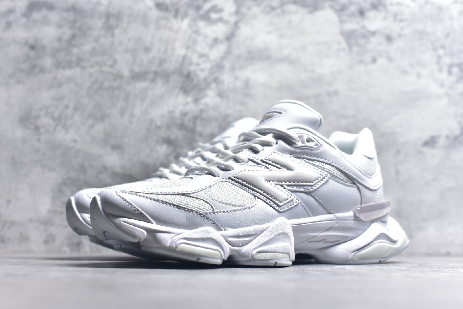 图片[2]-#新百伦New Balance NB9060 纯白色U9060NRJ 全套原楦原纸板原厂数据开发 进口三明治网面 原装进口翻毛皮料正确绒感卡色 正确中底拉帮中底网布细节 原厂标裁 带紫光防伪 定制后跟透明水晶模块 冲裁组合 大底贴合程度胶水上色把控完美 整洁度挑战全网艺术家 多道序QC把关品质完善 匠心打造 耗时两个月开发完成 工艺极其复杂难度可想而知 新开独立私模大底 全网唯一正确六层组合大底 高端零售专供产物 尺码：36 37 37.5 38 38.5 39 40 40.5 41 42 42.5 43 44 45 45.5 46.5-选品中心