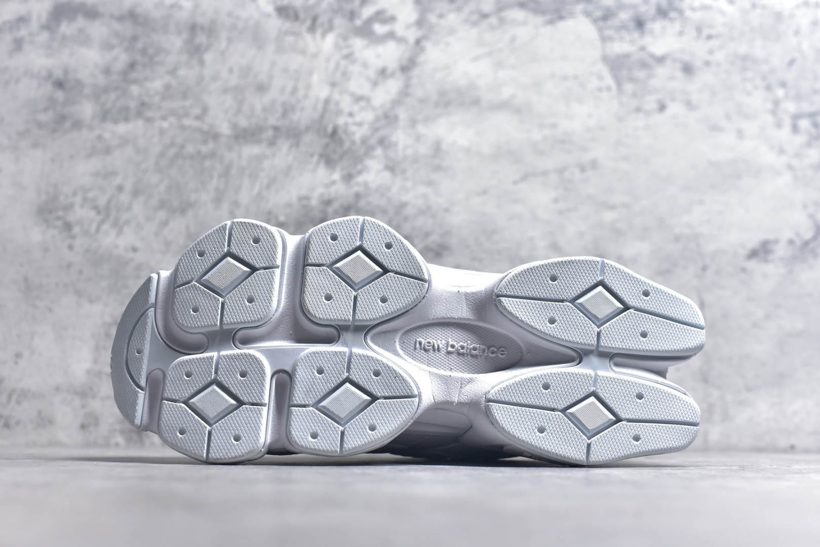 图片[6]-#新百伦New Balance NB9060 纯白色U9060NRJ 全套原楦原纸板原厂数据开发 进口三明治网面 原装进口翻毛皮料正确绒感卡色 正确中底拉帮中底网布细节 原厂标裁 带紫光防伪 定制后跟透明水晶模块 冲裁组合 大底贴合程度胶水上色把控完美 整洁度挑战全网艺术家 多道序QC把关品质完善 匠心打造 耗时两个月开发完成 工艺极其复杂难度可想而知 新开独立私模大底 全网唯一正确六层组合大底 高端零售专供产物 尺码：36 37 37.5 38 38.5 39 40 40.5 41 42 42.5 43 44 45 45.5 46.5-选品中心