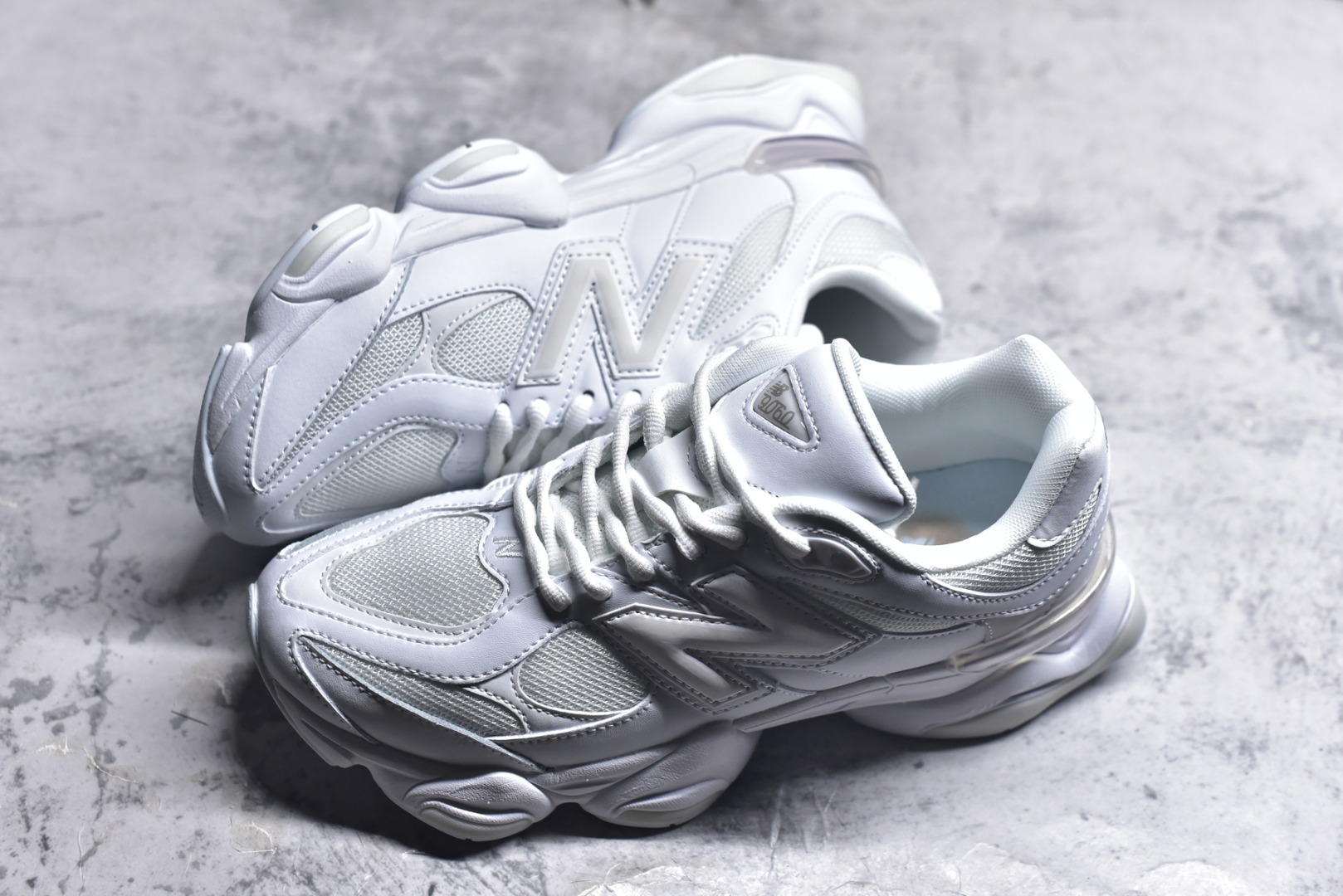 图片[7]-#新百伦New Balance NB9060 纯白色U9060NRJ 全套原楦原纸板原厂数据开发 进口三明治网面 原装进口翻毛皮料正确绒感卡色 正确中底拉帮中底网布细节 原厂标裁 带紫光防伪 定制后跟透明水晶模块 冲裁组合 大底贴合程度胶水上色把控完美 整洁度挑战全网艺术家 多道序QC把关品质完善 匠心打造 耗时两个月开发完成 工艺极其复杂难度可想而知 新开独立私模大底 全网唯一正确六层组合大底 高端零售专供产物 尺码：36 37 37.5 38 38.5 39 40 40.5 41 42 42.5 43 44 45 45.5 46.5-选品中心