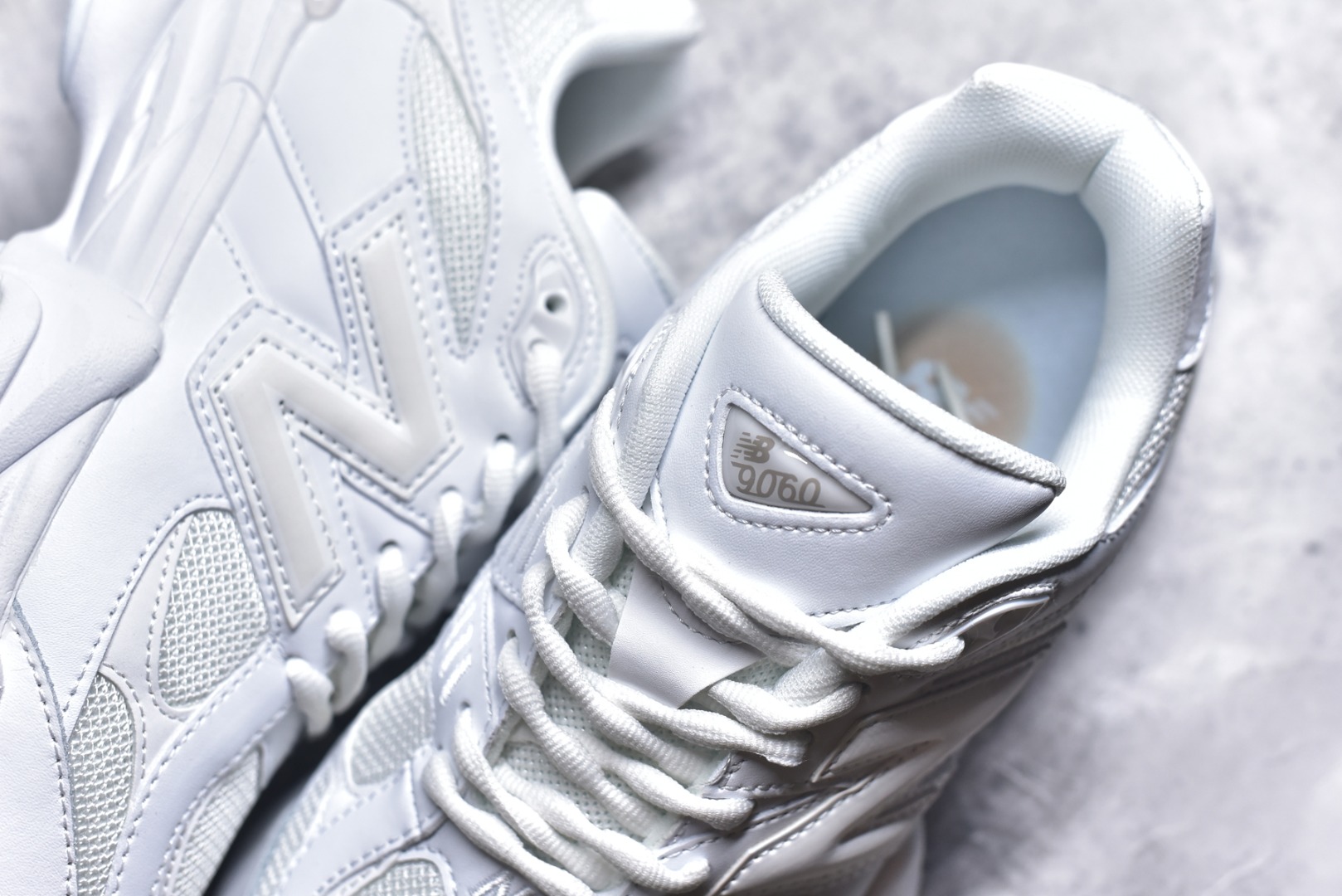 图片[9]-#新百伦New Balance NB9060 纯白色U9060NRJ 全套原楦原纸板原厂数据开发 进口三明治网面 原装进口翻毛皮料正确绒感卡色 正确中底拉帮中底网布细节 原厂标裁 带紫光防伪 定制后跟透明水晶模块 冲裁组合 大底贴合程度胶水上色把控完美 整洁度挑战全网艺术家 多道序QC把关品质完善 匠心打造 耗时两个月开发完成 工艺极其复杂难度可想而知 新开独立私模大底 全网唯一正确六层组合大底 高端零售专供产物 尺码：36 37 37.5 38 38.5 39 40 40.5 41 42 42.5 43 44 45 45.5 46.5-选品中心