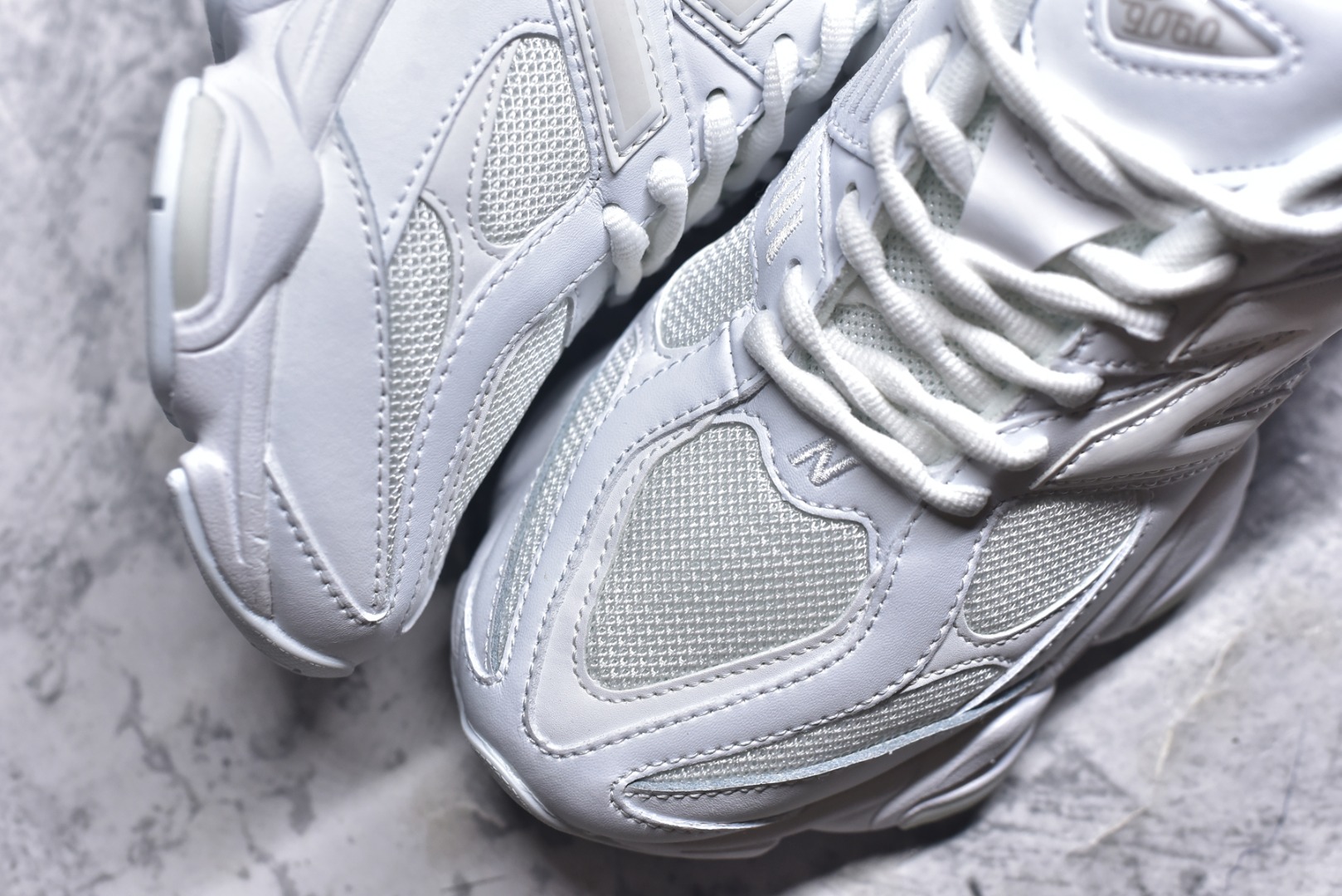 图片[8]-#新百伦New Balance NB9060 纯白色U9060NRJ 全套原楦原纸板原厂数据开发 进口三明治网面 原装进口翻毛皮料正确绒感卡色 正确中底拉帮中底网布细节 原厂标裁 带紫光防伪 定制后跟透明水晶模块 冲裁组合 大底贴合程度胶水上色把控完美 整洁度挑战全网艺术家 多道序QC把关品质完善 匠心打造 耗时两个月开发完成 工艺极其复杂难度可想而知 新开独立私模大底 全网唯一正确六层组合大底 高端零售专供产物 尺码：36 37 37.5 38 38.5 39 40 40.5 41 42 42.5 43 44 45 45.5 46.5-选品中心