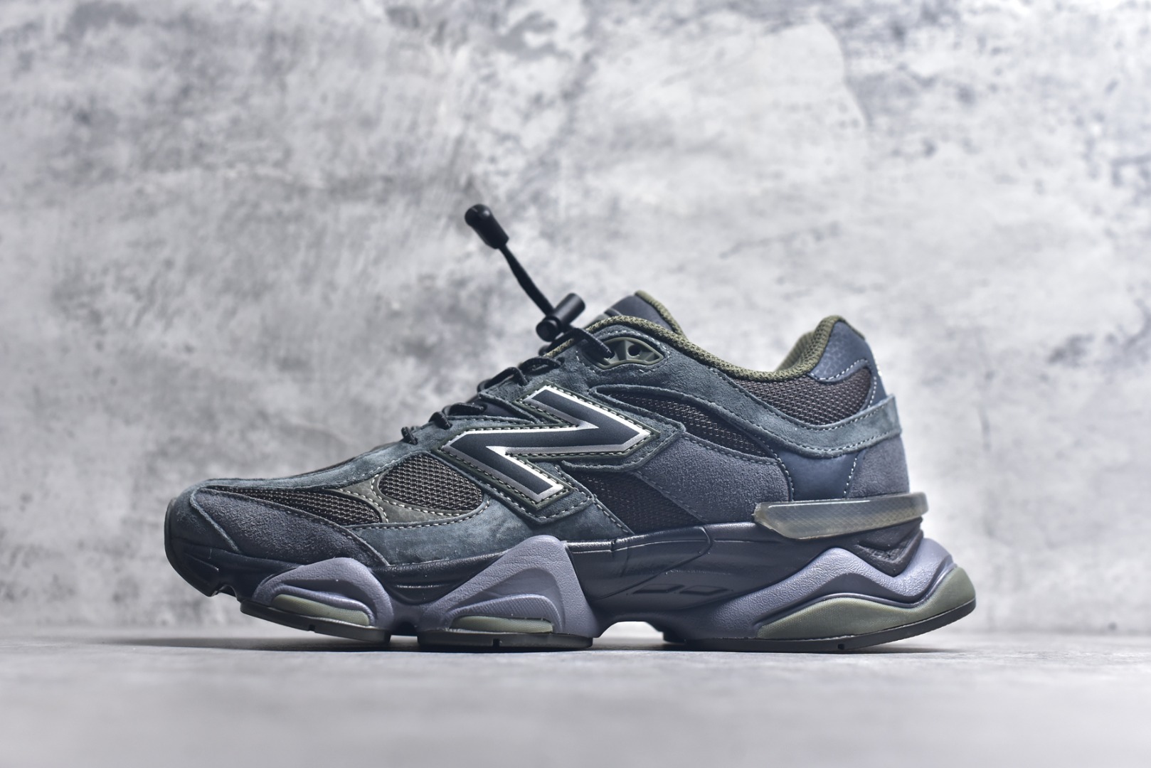 #新百伦 Joe Freshgoods x New Balance NB9060 墨绿棕 全套原楦原纸板原厂数据开发 进口三明治网面 原装进口翻毛皮料正确绒感卡色 正确中底拉帮中底网布细节 原厂标裁 带紫光防伪 定制后跟透明水晶模块 冲裁组合 大底贴合程度胶水上色把控完美 整洁度挑战全网艺术家 多道序QC把关品质完善 匠心打造 耗时两个月开发完成 工艺极其复杂难度可想而知 新开独立私模大底 全网唯一正确六层组合大底 高端零售专供产物 货号：U9060PH 尺码：36 37 37.5 38 38.5 39 40 40.5 41 42 42.5 43 44 45 45.5 46.5-选品中心