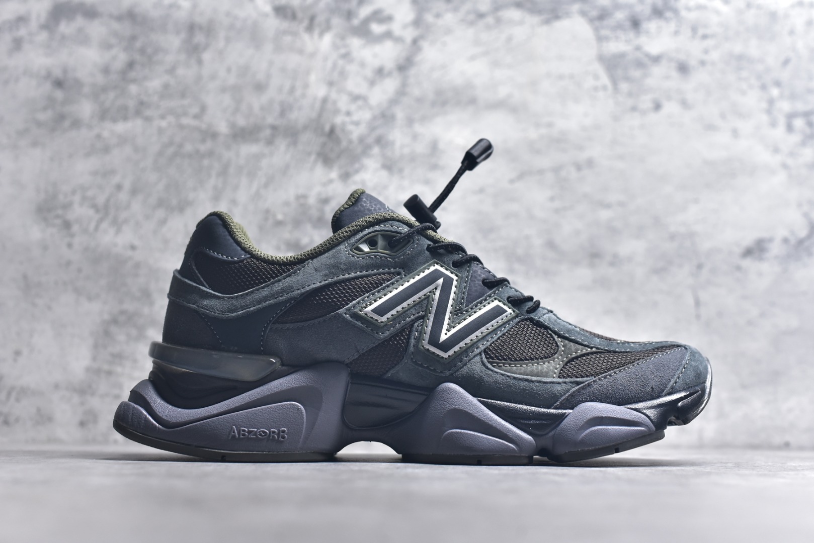 图片[3]-#新百伦 Joe Freshgoods x New Balance NB9060 墨绿棕 全套原楦原纸板原厂数据开发 进口三明治网面 原装进口翻毛皮料正确绒感卡色 正确中底拉帮中底网布细节 原厂标裁 带紫光防伪 定制后跟透明水晶模块 冲裁组合 大底贴合程度胶水上色把控完美 整洁度挑战全网艺术家 多道序QC把关品质完善 匠心打造 耗时两个月开发完成 工艺极其复杂难度可想而知 新开独立私模大底 全网唯一正确六层组合大底 高端零售专供产物 货号：U9060PH 尺码：36 37 37.5 38 38.5 39 40 40.5 41 42 42.5 43 44 45 45.5 46.5-选品中心