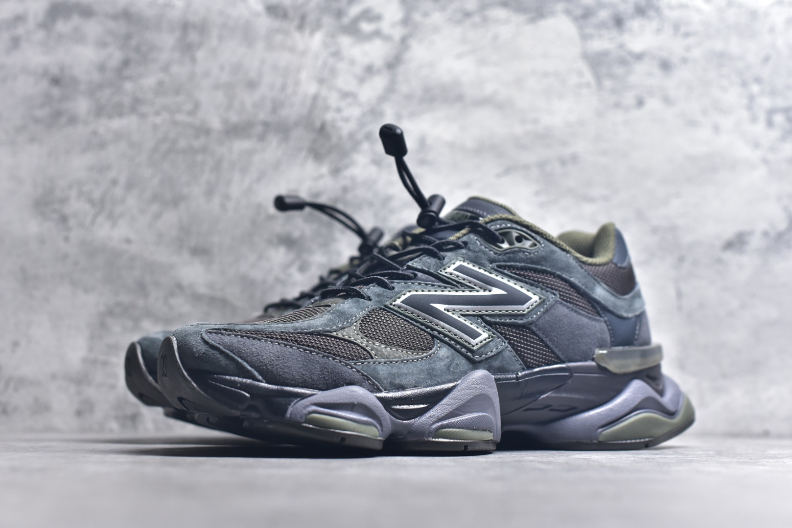 图片[2]-#新百伦 Joe Freshgoods x New Balance NB9060 墨绿棕 全套原楦原纸板原厂数据开发 进口三明治网面 原装进口翻毛皮料正确绒感卡色 正确中底拉帮中底网布细节 原厂标裁 带紫光防伪 定制后跟透明水晶模块 冲裁组合 大底贴合程度胶水上色把控完美 整洁度挑战全网艺术家 多道序QC把关品质完善 匠心打造 耗时两个月开发完成 工艺极其复杂难度可想而知 新开独立私模大底 全网唯一正确六层组合大底 高端零售专供产物 货号：U9060PH 尺码：36 37 37.5 38 38.5 39 40 40.5 41 42 42.5 43 44 45 45.5 46.5-选品中心