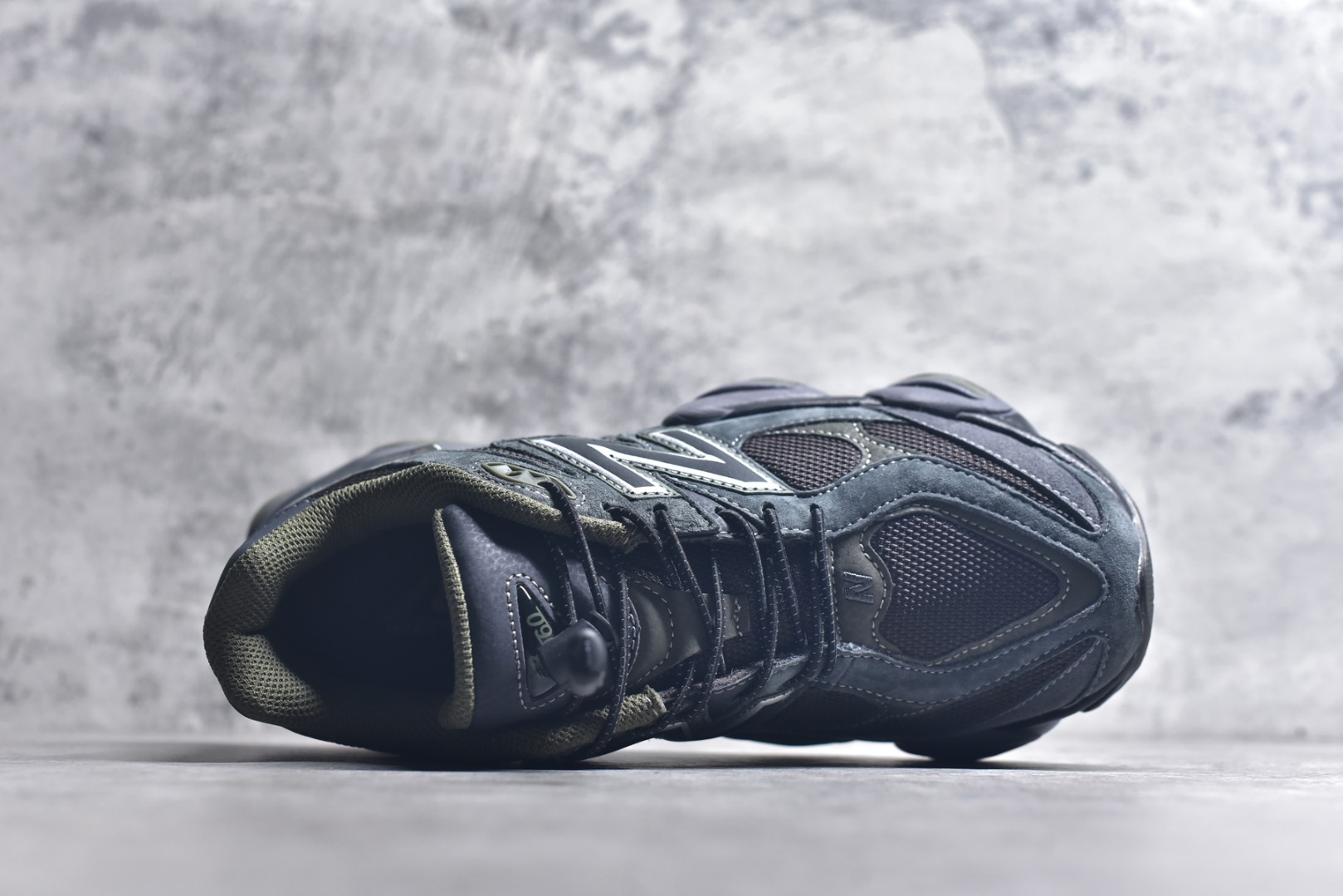 图片[4]-#新百伦 Joe Freshgoods x New Balance NB9060 墨绿棕 全套原楦原纸板原厂数据开发 进口三明治网面 原装进口翻毛皮料正确绒感卡色 正确中底拉帮中底网布细节 原厂标裁 带紫光防伪 定制后跟透明水晶模块 冲裁组合 大底贴合程度胶水上色把控完美 整洁度挑战全网艺术家 多道序QC把关品质完善 匠心打造 耗时两个月开发完成 工艺极其复杂难度可想而知 新开独立私模大底 全网唯一正确六层组合大底 高端零售专供产物 货号：U9060PH 尺码：36 37 37.5 38 38.5 39 40 40.5 41 42 42.5 43 44 45 45.5 46.5-选品中心